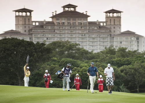 Micheal Phelps (far right) and Matt Kuchar (right 3) at the 2012 World Celebrity Pro-Am at Mission Hills Haikou.  (PRNewsFoto/Mission Hills Group)
