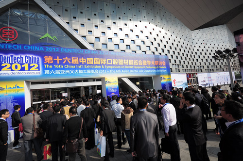 Visitors are waiting in lines to get in before DenTech China 2012 officially opens.(PRNewsFoto/UBM ShowStar)

