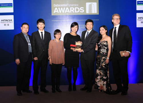 Wang Qi, Vice President of GDS (third from right), Liang Yan, Vice President of GDS (fourth from right), and Du Qiu, Vice President of GDS (first from left) receive the Innovation in Outsourcing Award on behalf of GDS.  (PRNewsFoto/Global Data Solutions)
