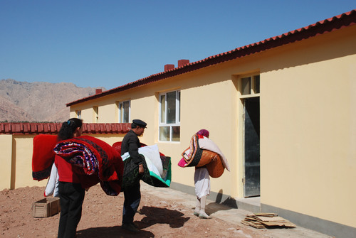 People of Ulugqat County Move to a New Residence.  (PRNewsFoto/City Channel of CRI Online)
