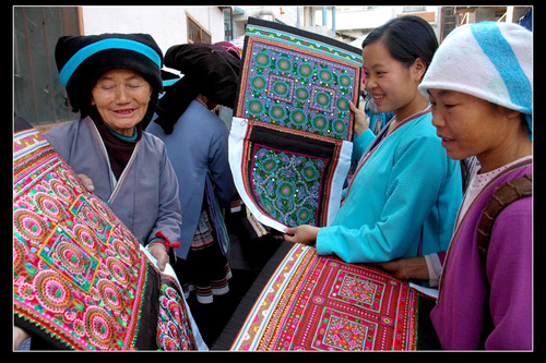 In the county fair, people are choosing patterned cloth.  (PRNewsFoto/City Channel of CRI Online)
