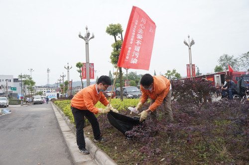 Two volunteers from Baixiang Food Group are picking up the garbage in Lushan county.  (PRNewsFoto/Baixiang Food Group Company)
