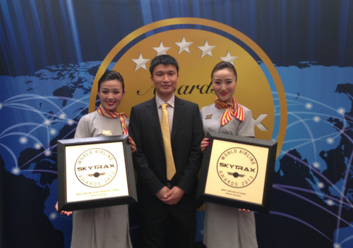 Hainan Airlines Vice President Xie Haoming (center) accepts SKYTRAX's awards for 