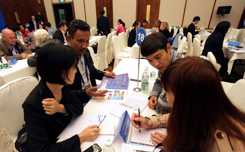 Business Talks.  (PRNewsFoto/Sichuan Bureau of Expo Affairs)
