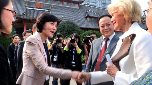 Secretary of West China Hospital Ms. Jing Jing welcomes the Governor-General of Australia Ms. Bryce.  (PRNewsFoto/West China Hospital of Sichuan University)
