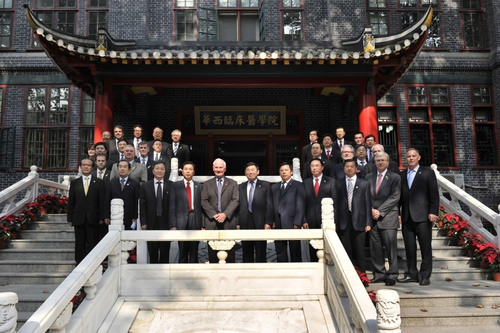 The delegation led by Governor-General of Canada David Johnston take a group photo to mark the occasion.  (PRNewsFoto/West China Hospital of Sichuan University)
