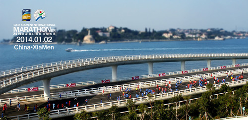 The photo, which captures the thrill and excitement of the Xiamen International Marathon, is a perfect combination of the great city Xiamen and the Gold Label event. The event is held along the Yanwu Bridge stretch, the world's most beautiful race route, facing China's well-known scenic spot Gulangyu. Described as 