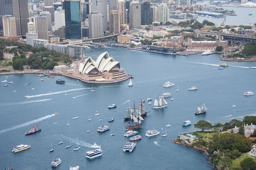 オーストラリア・デーの祝賀行事がはじけるシドニーのハーバーブリッジ