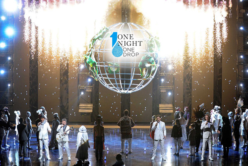 8개의 태양의 서커스(Cirque du Soleil) 프로덕션들, 세계 물의 날을 축하하고자 라스베이거스 제2회 연례 한 방울의 물을 위한 밤(One Night for ONE DROP)에서 하나로 뭉치다