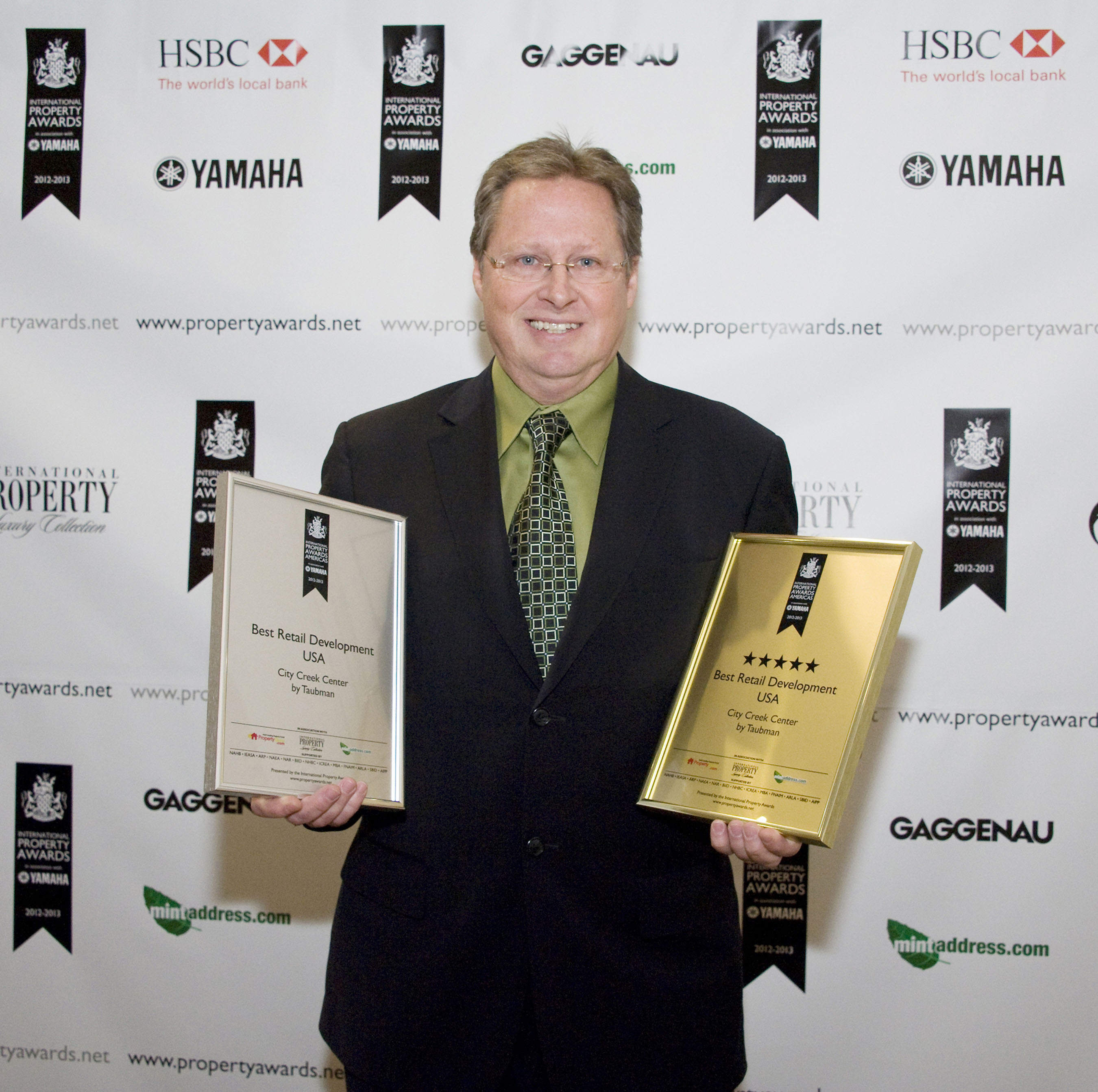 Ron Loch, Taubman Vice President Planning and Design, accepts the International Property Award for Best Retail Development, USA for City Creek Center in Salt Lake City. (PRNewsFoto/Taubman Centers) (PRNewsFoto/TAUBMAN CENTERS)