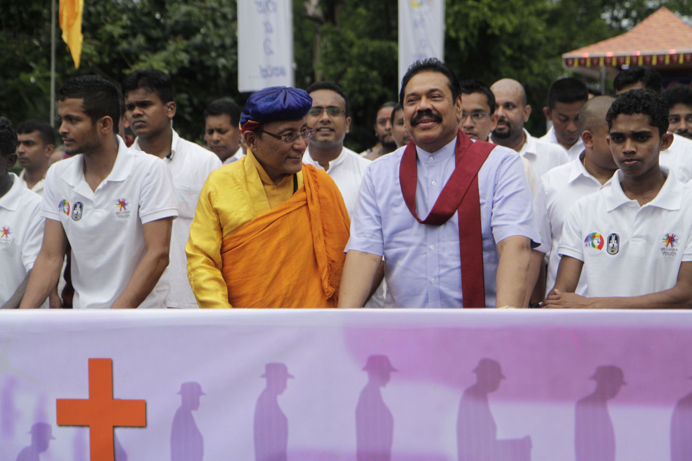 The Sri Lankan President Mahinda Rajapaksha and the Gyalwang Drukpa lead the Peace Pad Yatra as it starts off from Kataragama in Sri Lanka (PRNewsFoto/Live to Love)