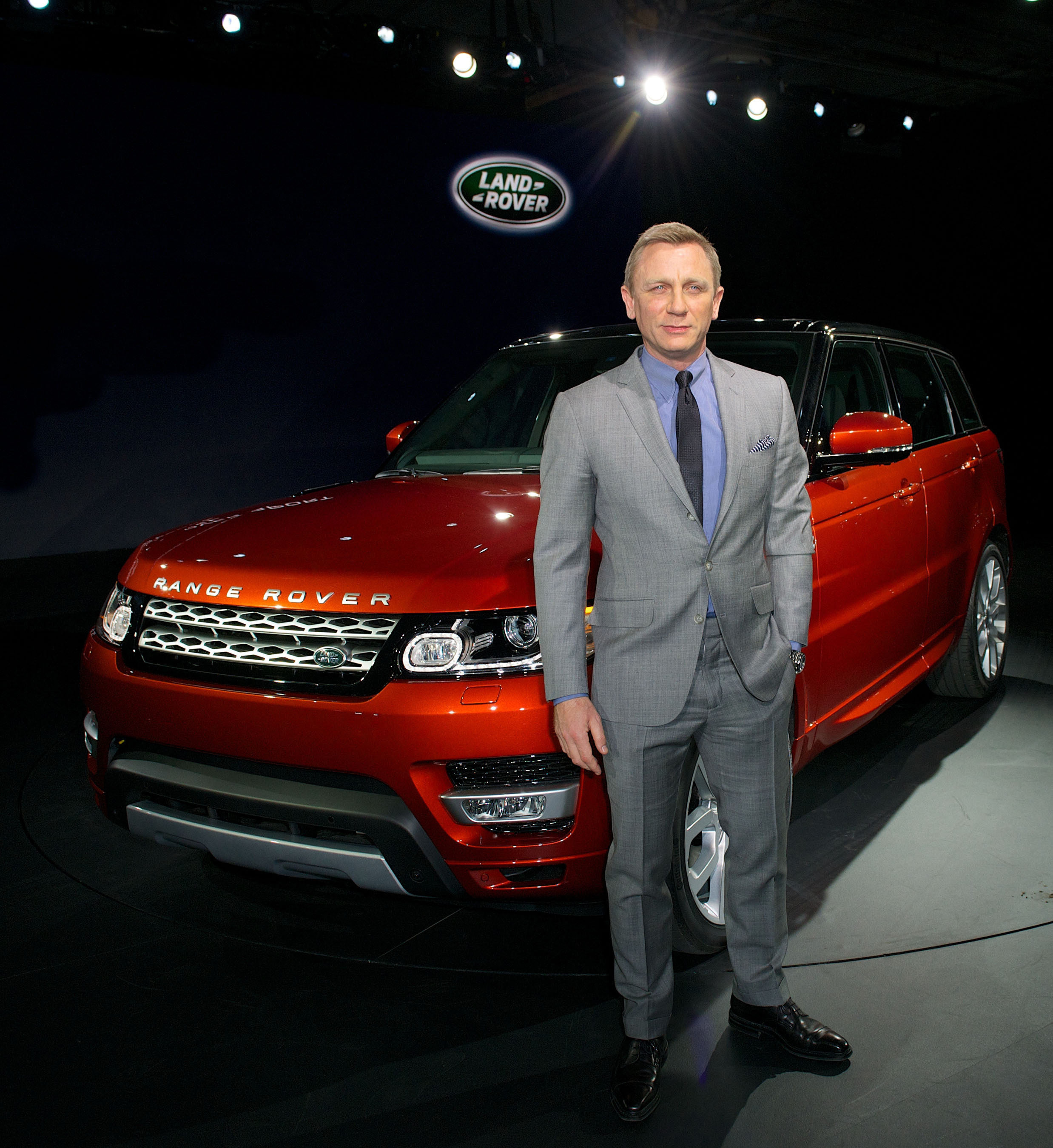 Daniel Craig unveils the All-New Range Rover Sport with a live drive through the streets of New York. (PRNewsFoto/Land Rover) (PRNewsFoto/LAND ROVER)
