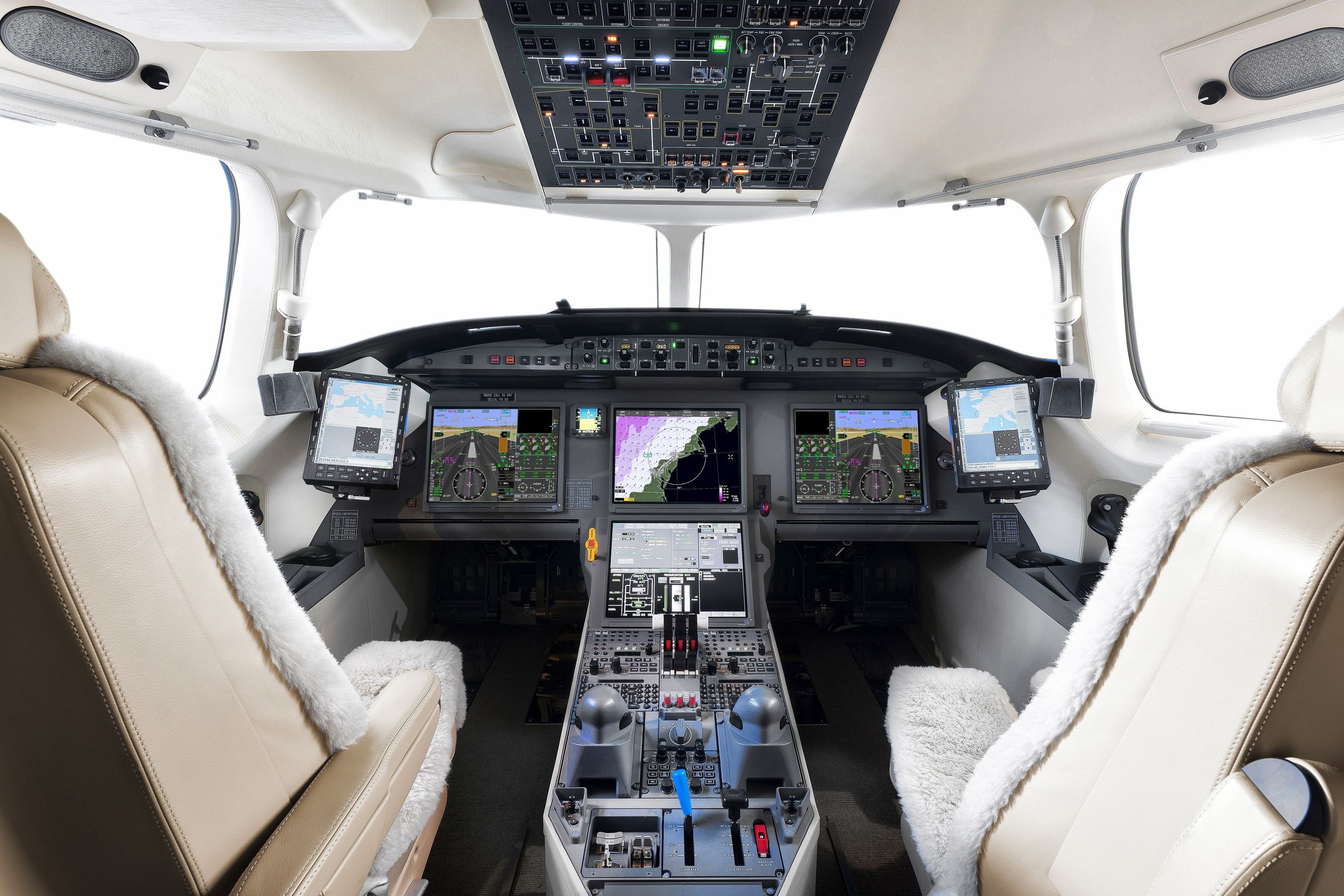 Falcon 7X EASy II Flight Deck EASA & FAA certified (PRNewsFoto/Dassault Falcon)