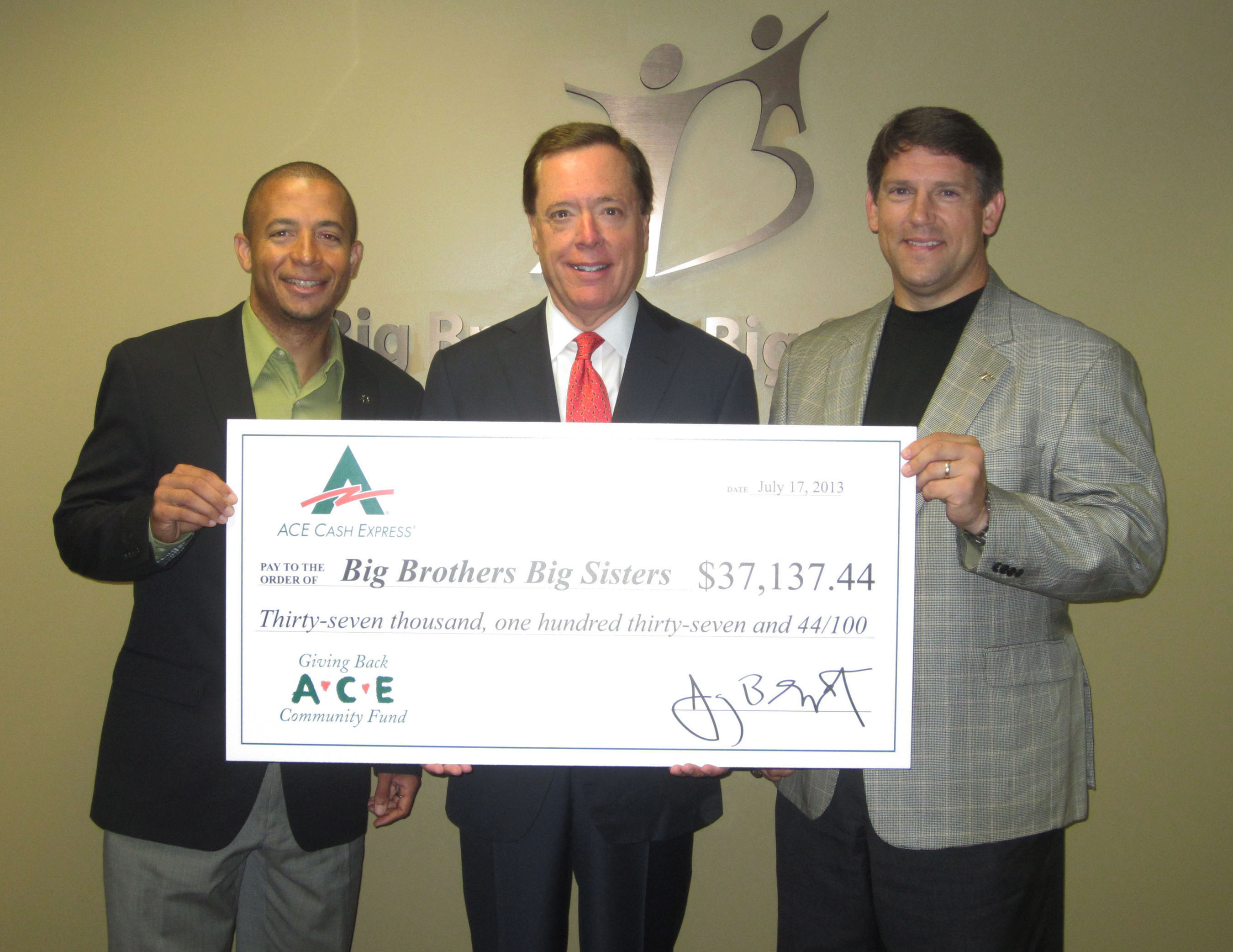 Big Brothers Big Sisters CEO Charles Pierson and VP of National Events and Sponsorships Charleston Edwards accept donation from ACE SVP of Public Affairs Eric Norrington. (PRNewsFoto/ACE Cash Express) (PRNewsFoto/ACE CASH EXPRESS)