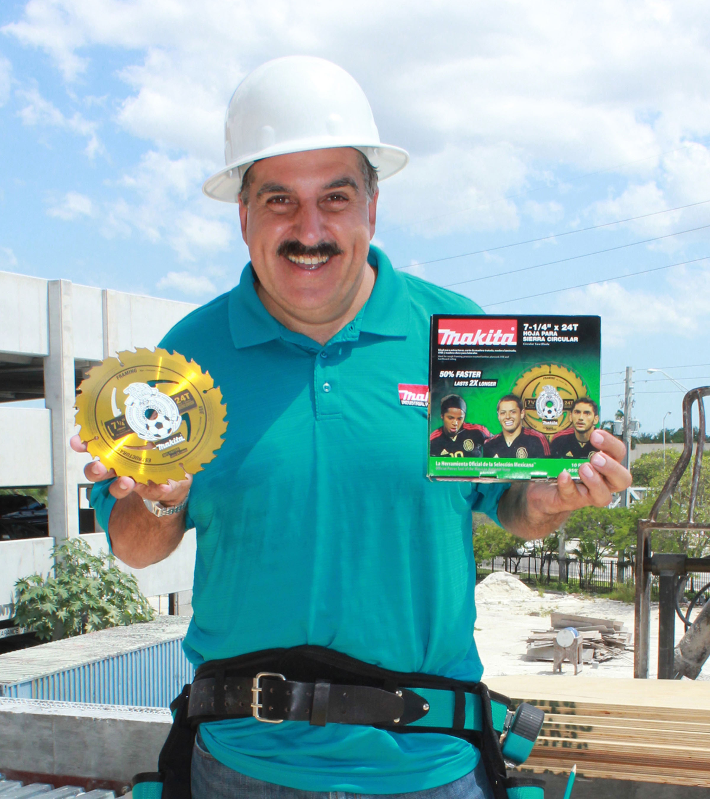 Fernando Fiore, a leading voice in Spanish-language soccer media, on the jobsite with Makita's exclusive 7-1/4" Framing Blade featuring the logo of the Mexican National Soccer Team. (PRNewsFoto/Makita) (PRNewsFoto/MAKITA)