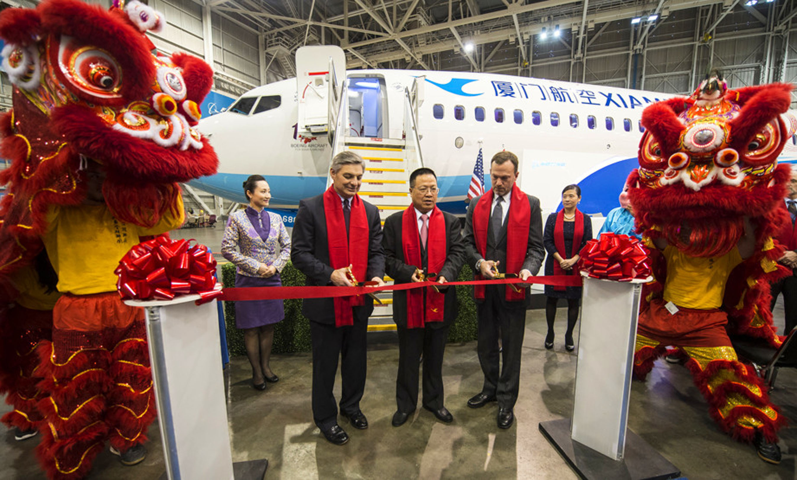 Ribbon cutters (from the left to the right): Raymond Conner, President of Boeing Commercial Airplanes, Inc., Che Shanglun, Chairman and General Manager of Xiamen Airlines and head of International Lease Finance Corporation (ILFC). (PRNewsFoto/Xiamen Airlines) (PRNewsFoto/XIAMEN AIRLINES)