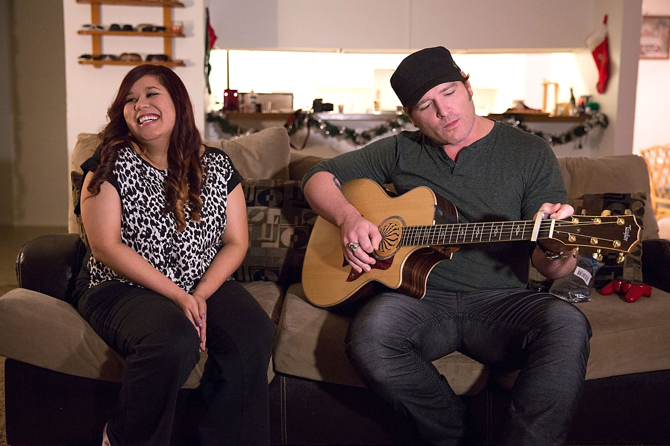 Jerrod Niemann surprises San Antonio fan with a private morning concert in her living room in response to her tweeting "@Jerrod Niemann, good morning. It's 6:40 am, do you think the neighbors would hate me if I blasted your music right now?" To submit a wish for the chance to have it made into a reality, visit www.Facebook.com/ToasterStrudel and click on "Morning Movers." (PRNewsFoto/Pillsbury Toaster Strudel) (PRNewsFoto/PILLSBURY TOASTER STRUDEL)