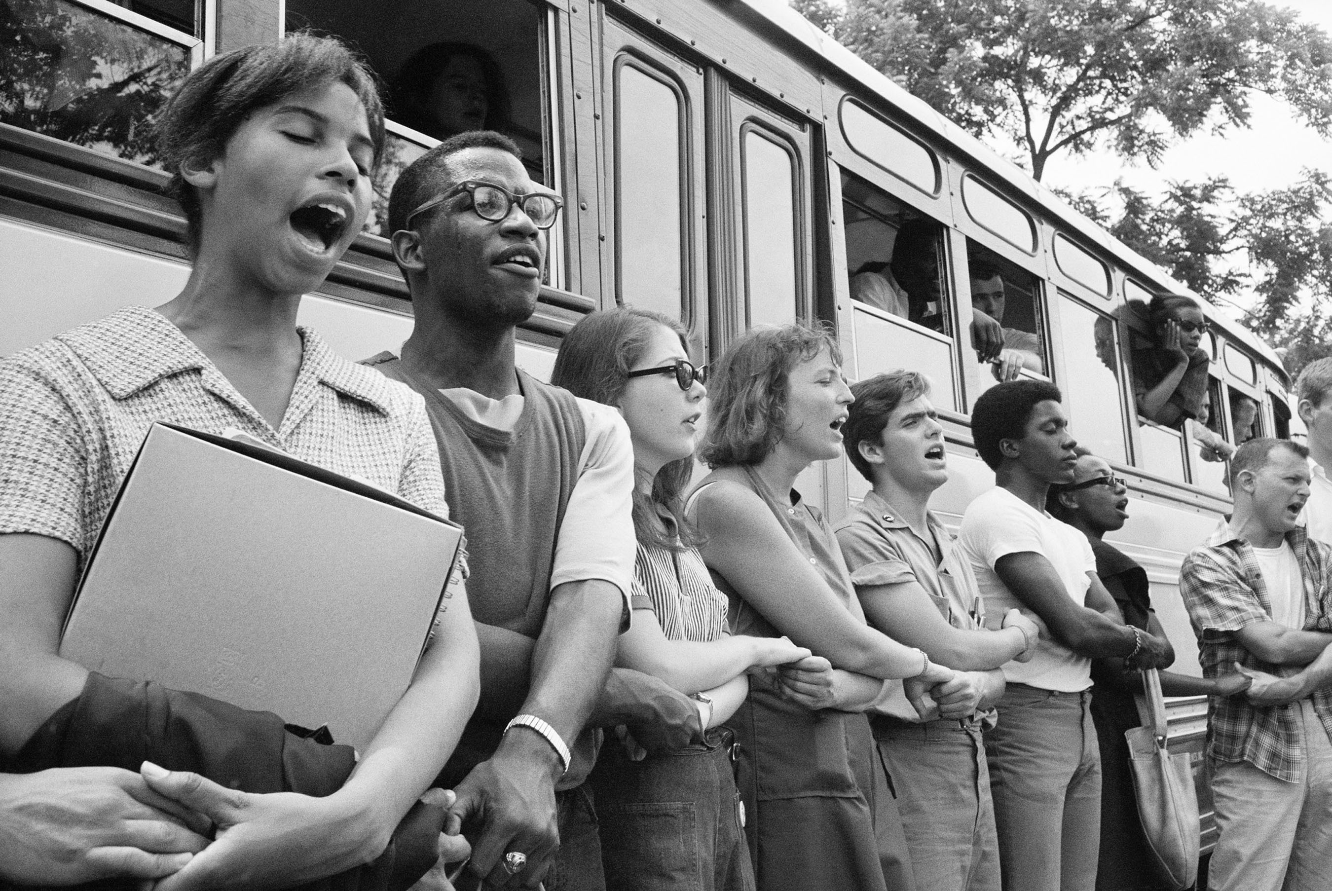 Student civil rights activists join hands and sing as they prepare to leave Ohio to register black voters in Mississippi. The 1964 voter registration campaign was known as Freedom Summer. This image and others are now on display in a new exhibit called "1964: Civil Rights at 50" at the Newseum in Washington, D.C. Credit: Ted Polumbaum/Newseum collection. (PRNewsFoto/Newseum) (PRNewsFoto/NEWSEUM)