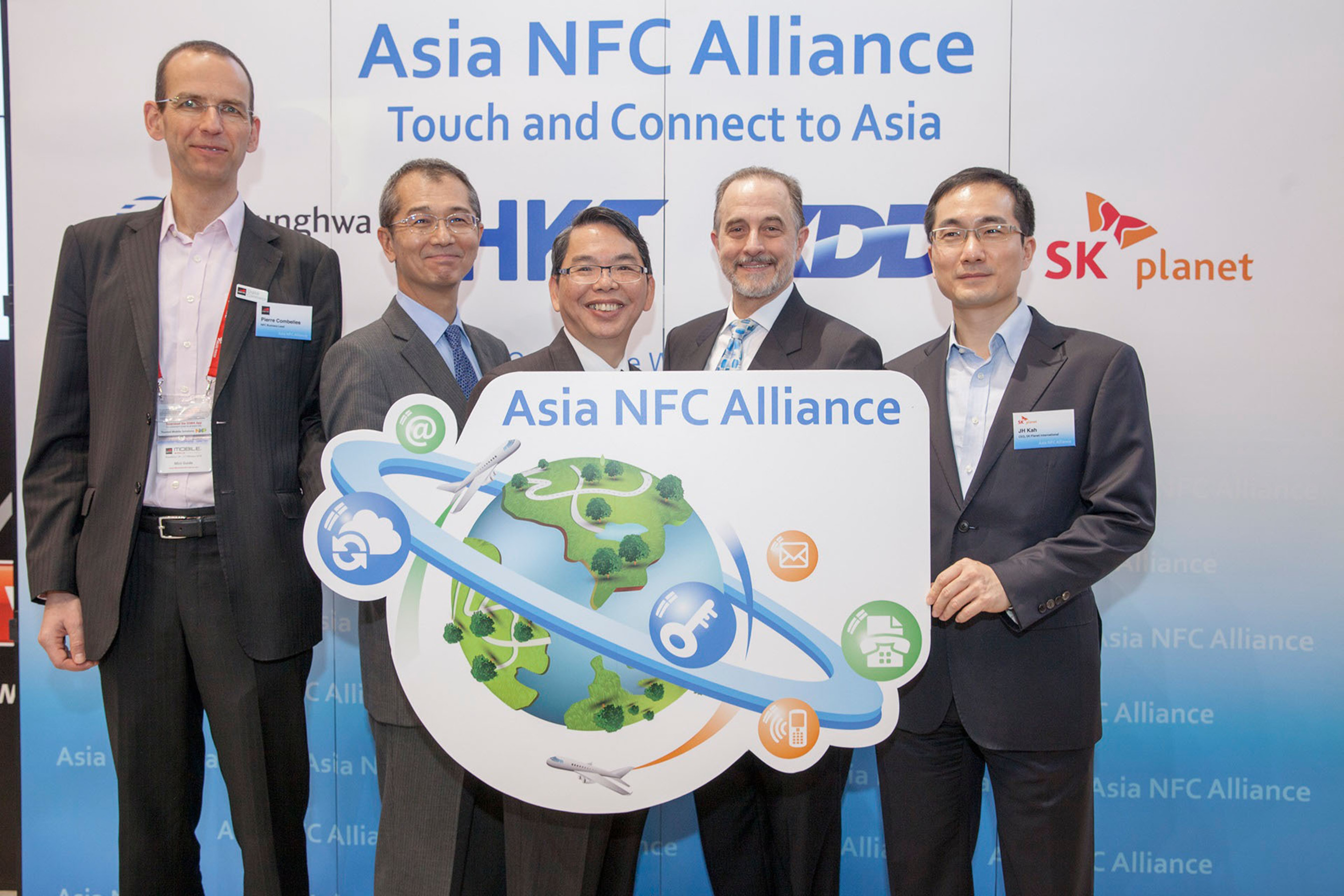 KDDI, Chunghwa Telecom, HKT, SK Planet (from second left to right) jointly announced Asia NFC Alliance in order to provide a cross-border NFC service, with a collaboration with GSMA (the left one). (PRNewsFoto/Chunghwa Telecom) (PRNewsFoto/CHUNGHWA TELECOM)