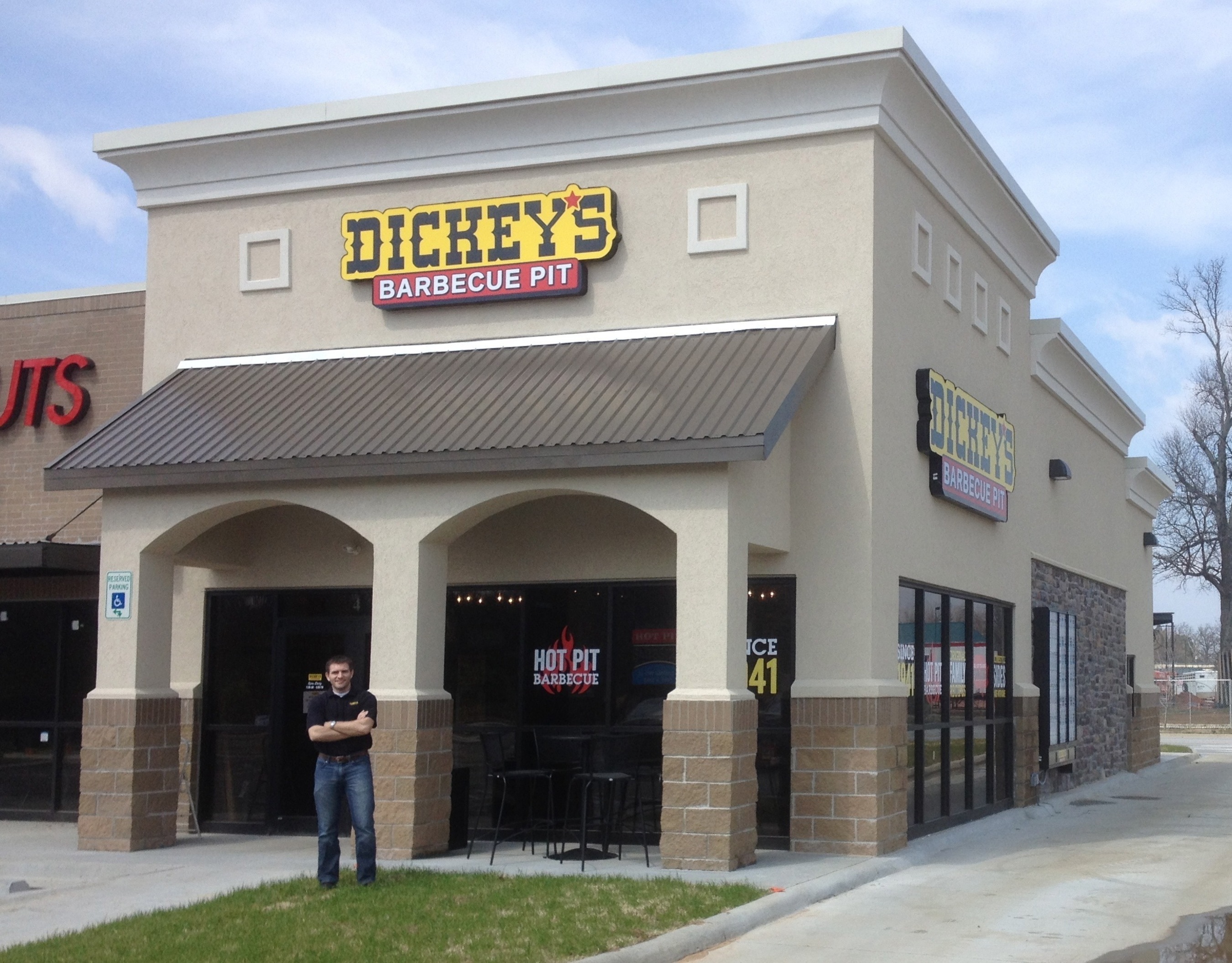 New Dickey's Barbecue Pit Opens in Fayetteville Arkansas (PRNewsFoto/Dickey's Barbecue)