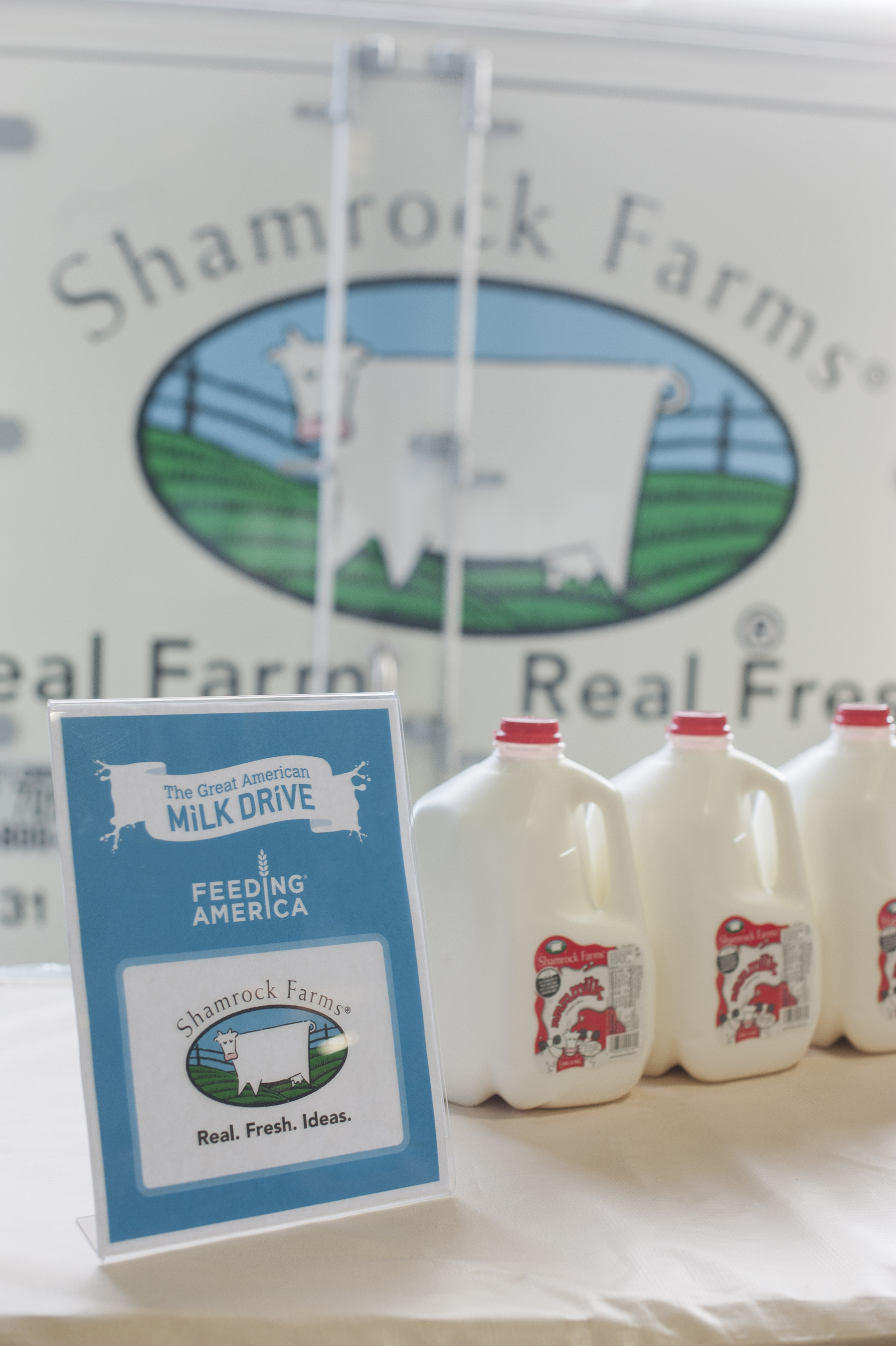 Shamrock Farms kicked off Great American Milk Drive efforts in Arizona with a 500-gallon donation to St. Mary's Food Bank Alliance. (PRNewsFoto/Shamrock Farms)