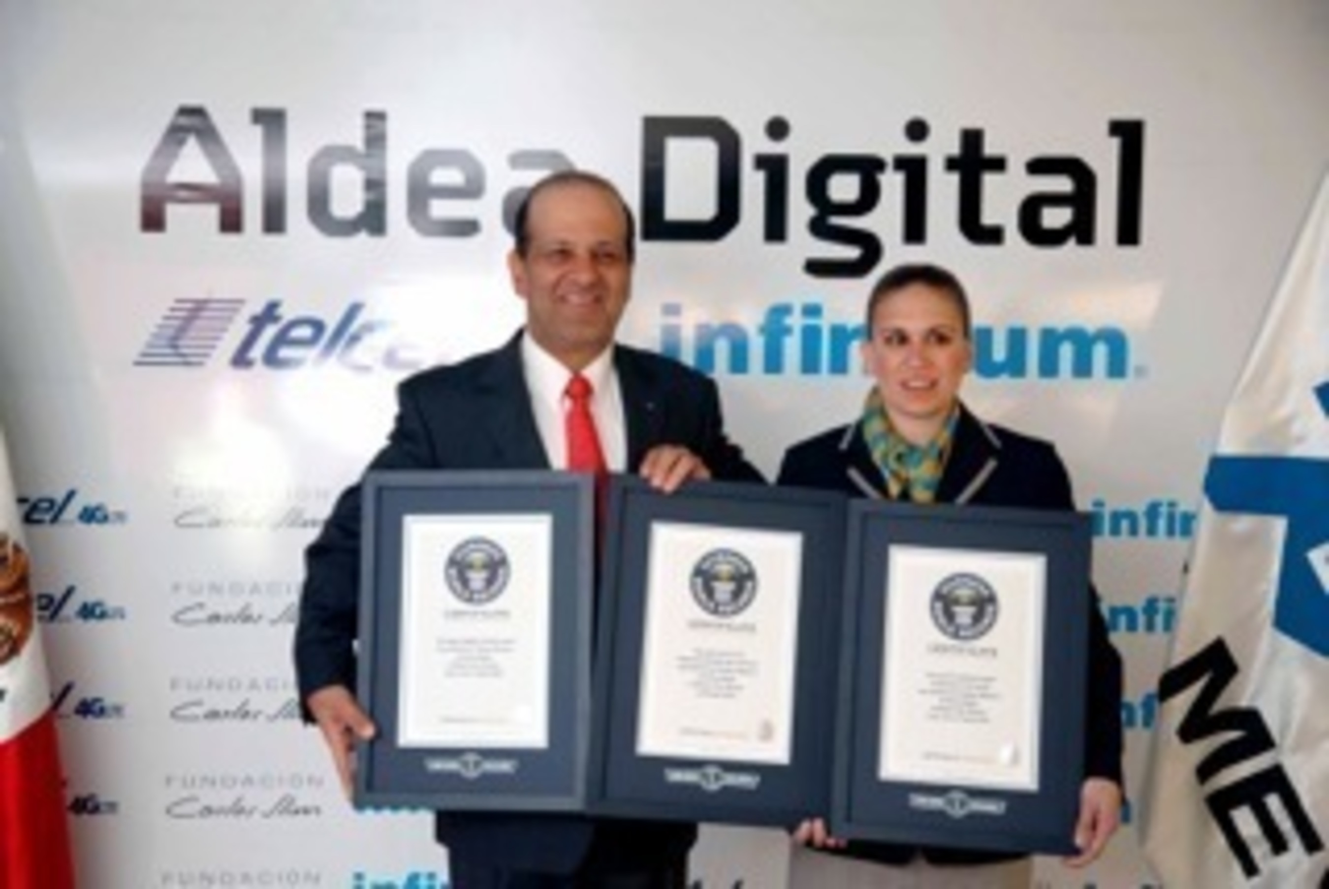 Hector Slim, CEO of Telmex, receives three world records on behalf of Telmex from Johanna Hessling, a Guinness World Record Certifier. (PRNewsFoto/Telcel)