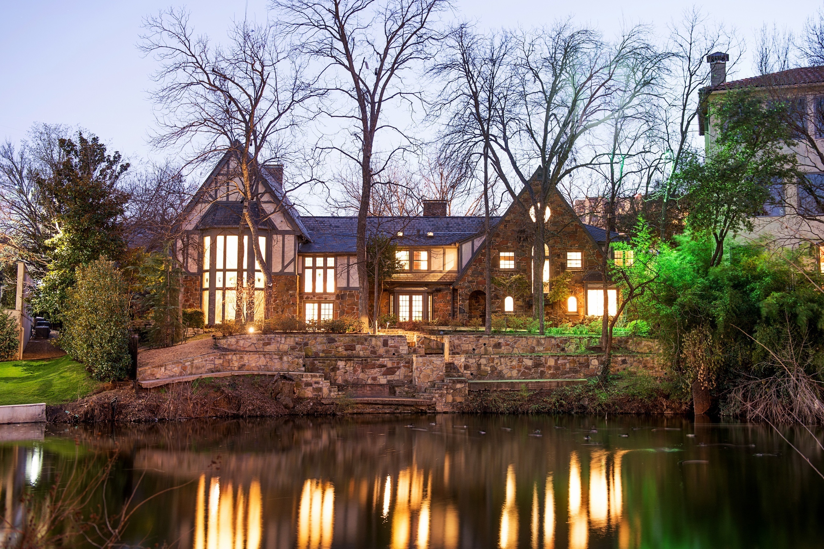 Following a live auction with 10 qualified bidders, the historic Les Jardins estate on Turtle Creek went under contract in cooperation with the Matthews Nicols Group of Allie Beth Allman & Associates. (PRNewsFoto/Concierge Auctions)