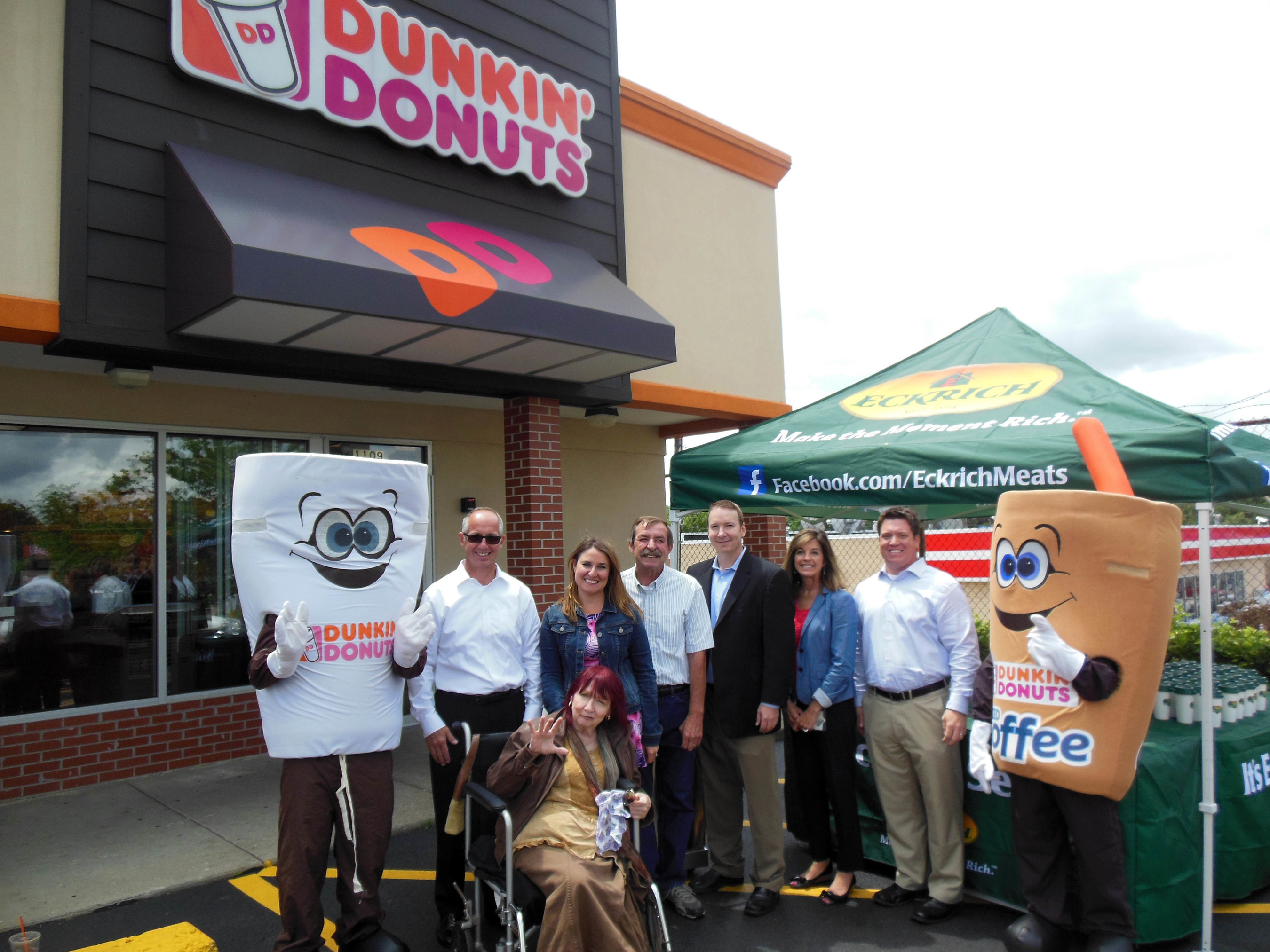 Eckrich and Dunkin' Donuts Honor 'Top Dog' Dad (PRNewsFoto/John Morrell Food Group...)