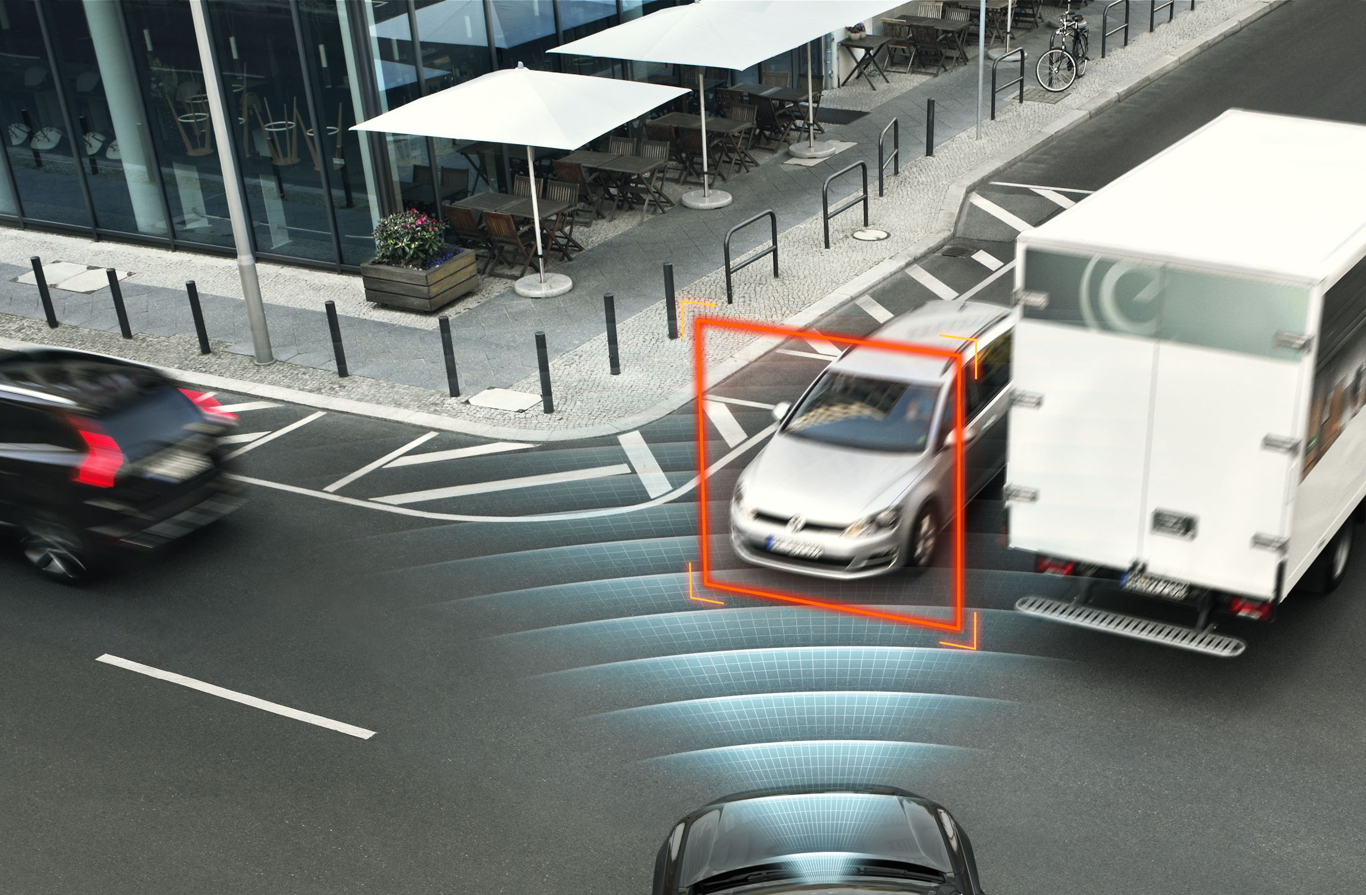 Intersection scenario - XC90 features automatic braking if the driver turns left (or right in left-hand traffic) in front of an oncoming car. The car detects a potential crash and brakes automatically in order to avoid a collision or mitigate the consequences. (PRNewsFoto/Volvo Car Corporation) (PRNewsFoto/VOLVO CAR CORPORATION)
