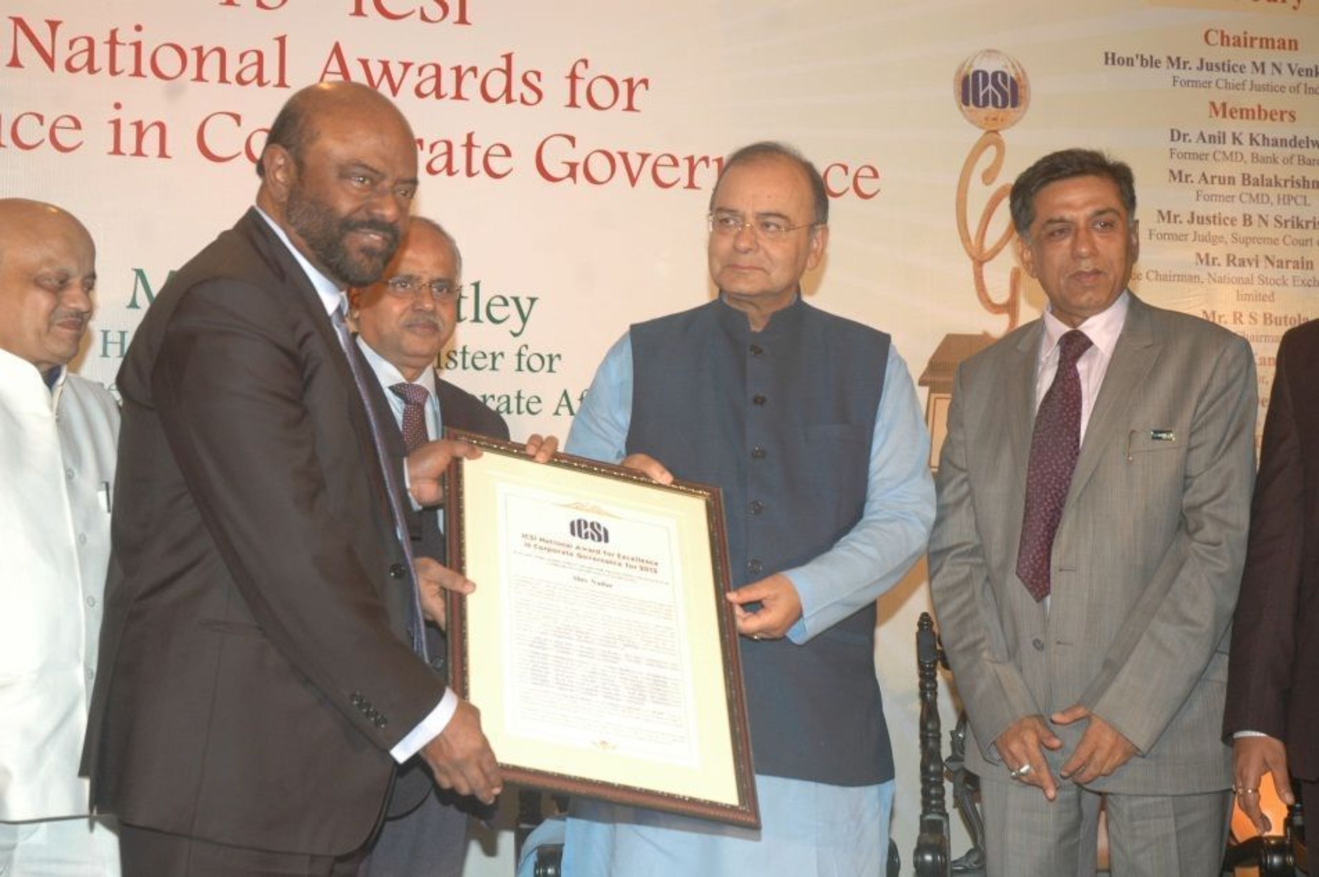 Shri Arun Jaitley, Hon'ble Union Minister for Finance, Defence and Corporate Affairs presenting the award to Shiv Nadar (PRNewsFoto/HCL Technologies Ltd)