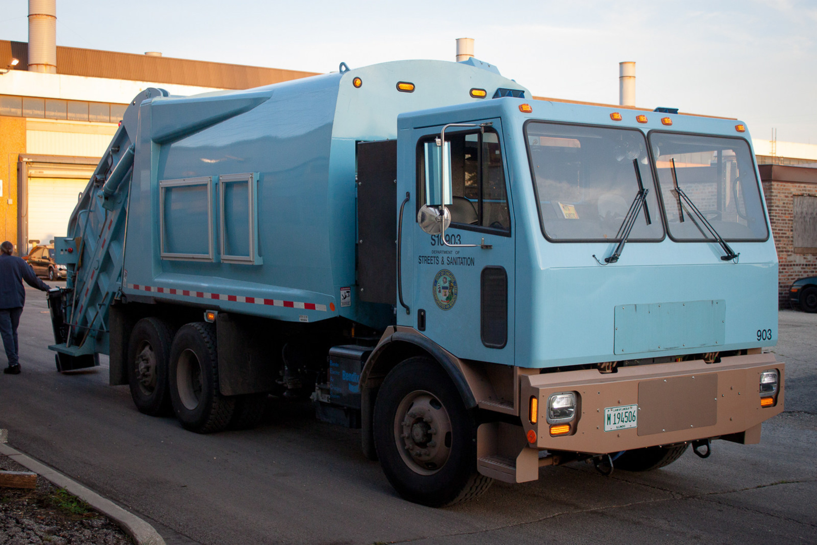 The City of Chicago is currently running the Motiv ERV on different residential refuse and recycling routes of up to 60 miles, saving 2,688 gallons a year. (PRNewsFoto/Motiv Power Systems)
