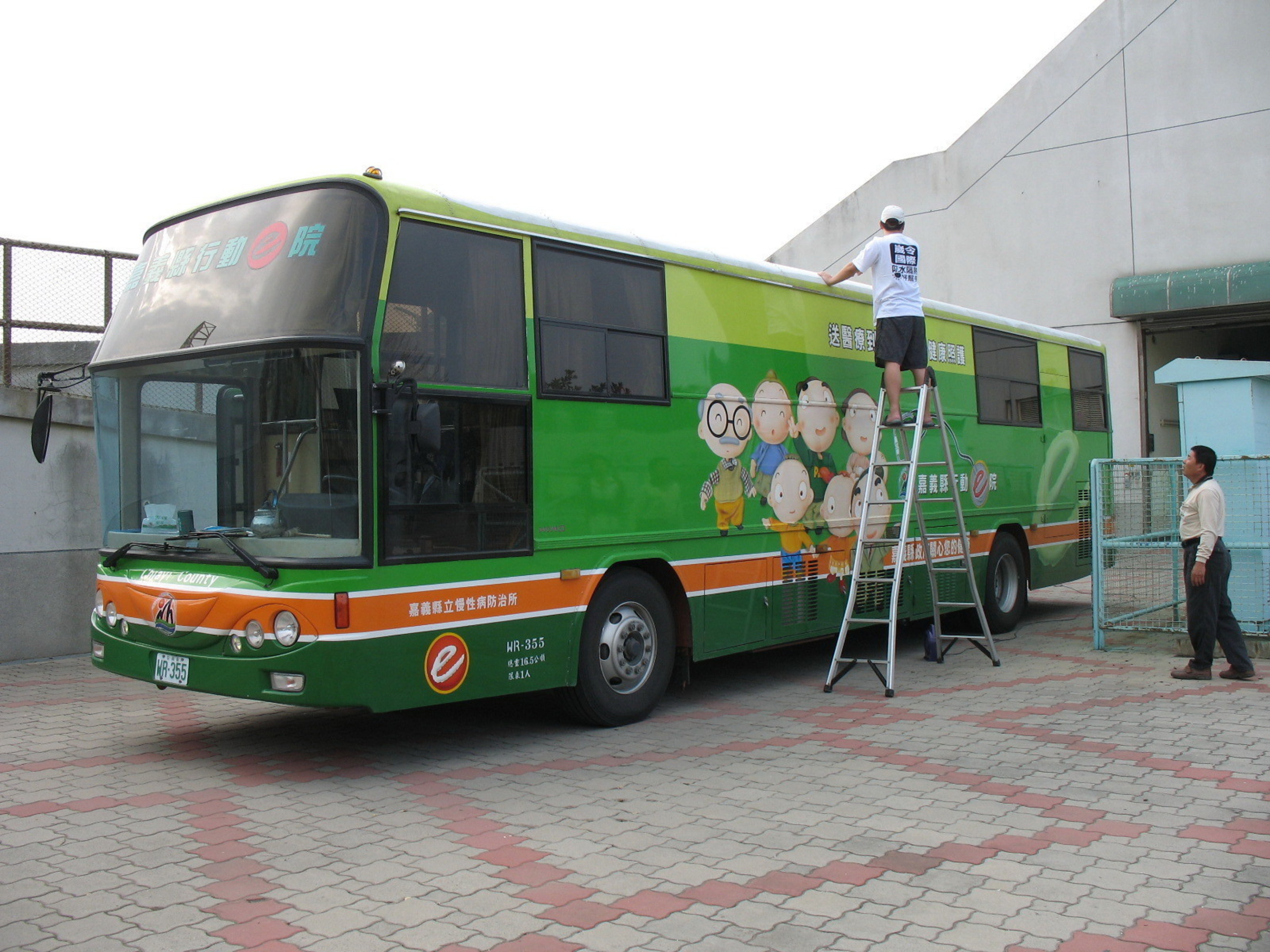 Transportation companies use Heatax to paint the shells of various buses (PRNewsFoto/Heatax)
