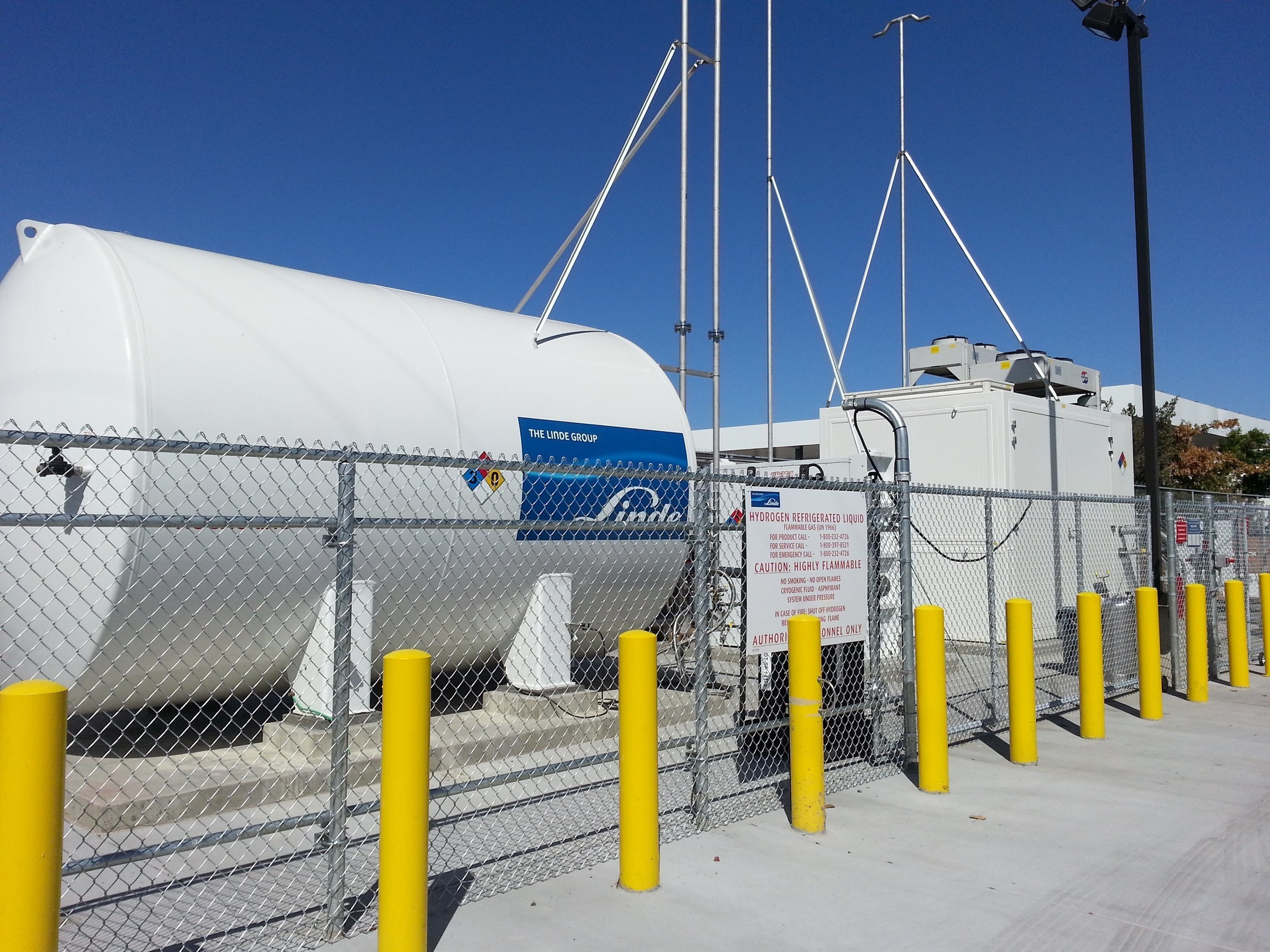 Linde tank supplying hydrogen to the Linde station at the Ramos Oil Company multi-fuel station in West Sacramento, California. (PRNewsFoto/Linde North America)