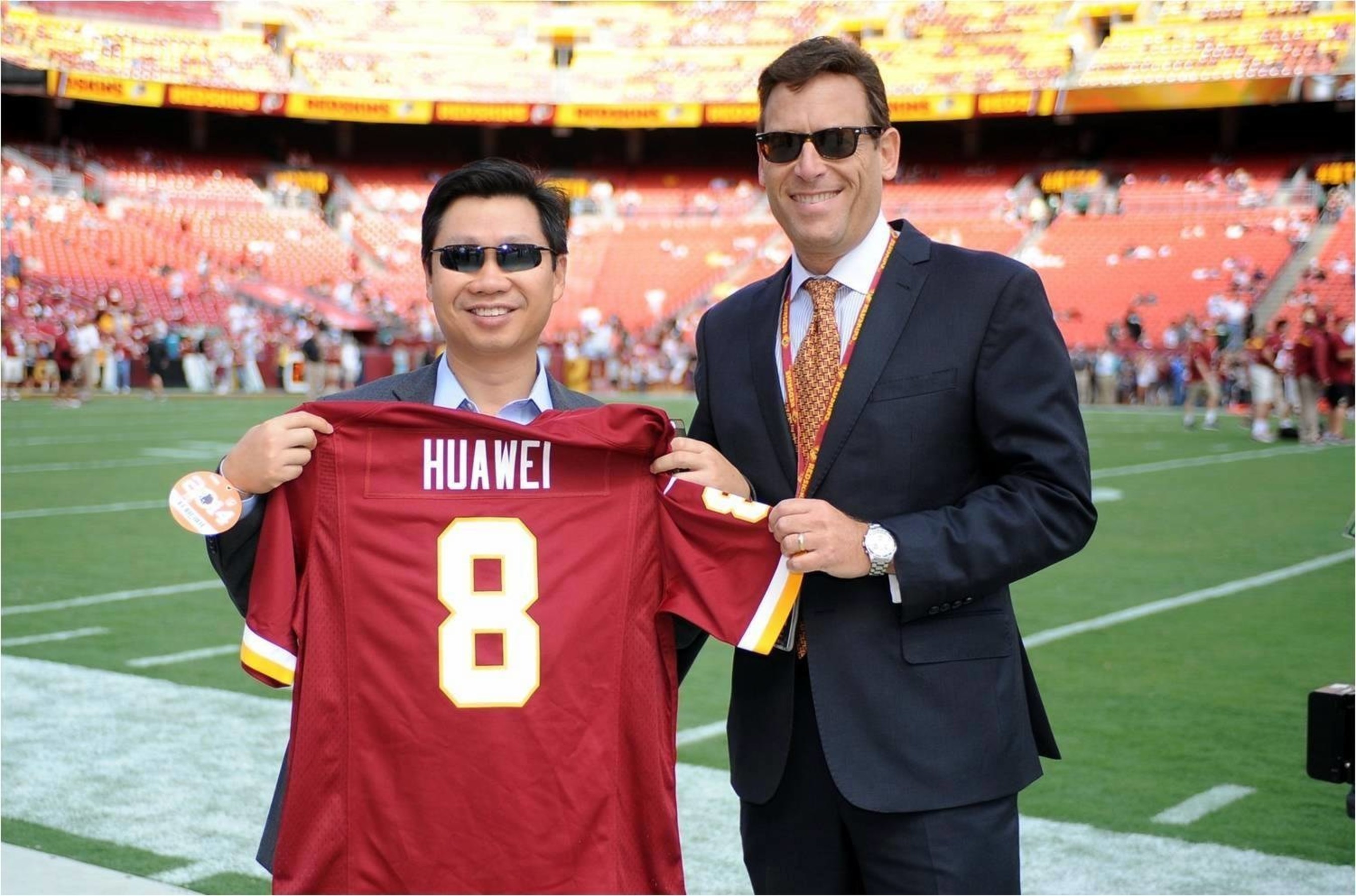 Ming He, Country General Manager for Huawei in the U.S. (left), and Rod Nenner, Vice President of the Washington Redskins (right), today announced the team sponsorship and partnership