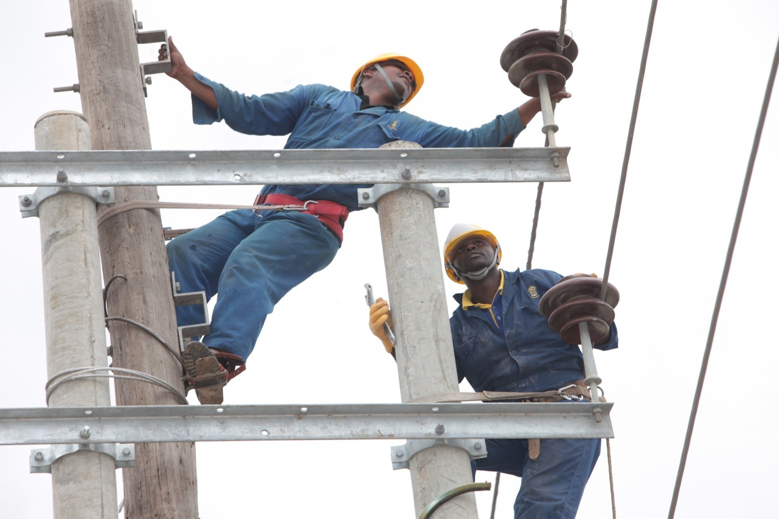 Kenya power staff replace an old transformer in Kenya's capital city Nairobi as part of the drive to scale up power supply from 2025 megawatts to 5000 megawatts. Credit: Courtesy of Kenya Power