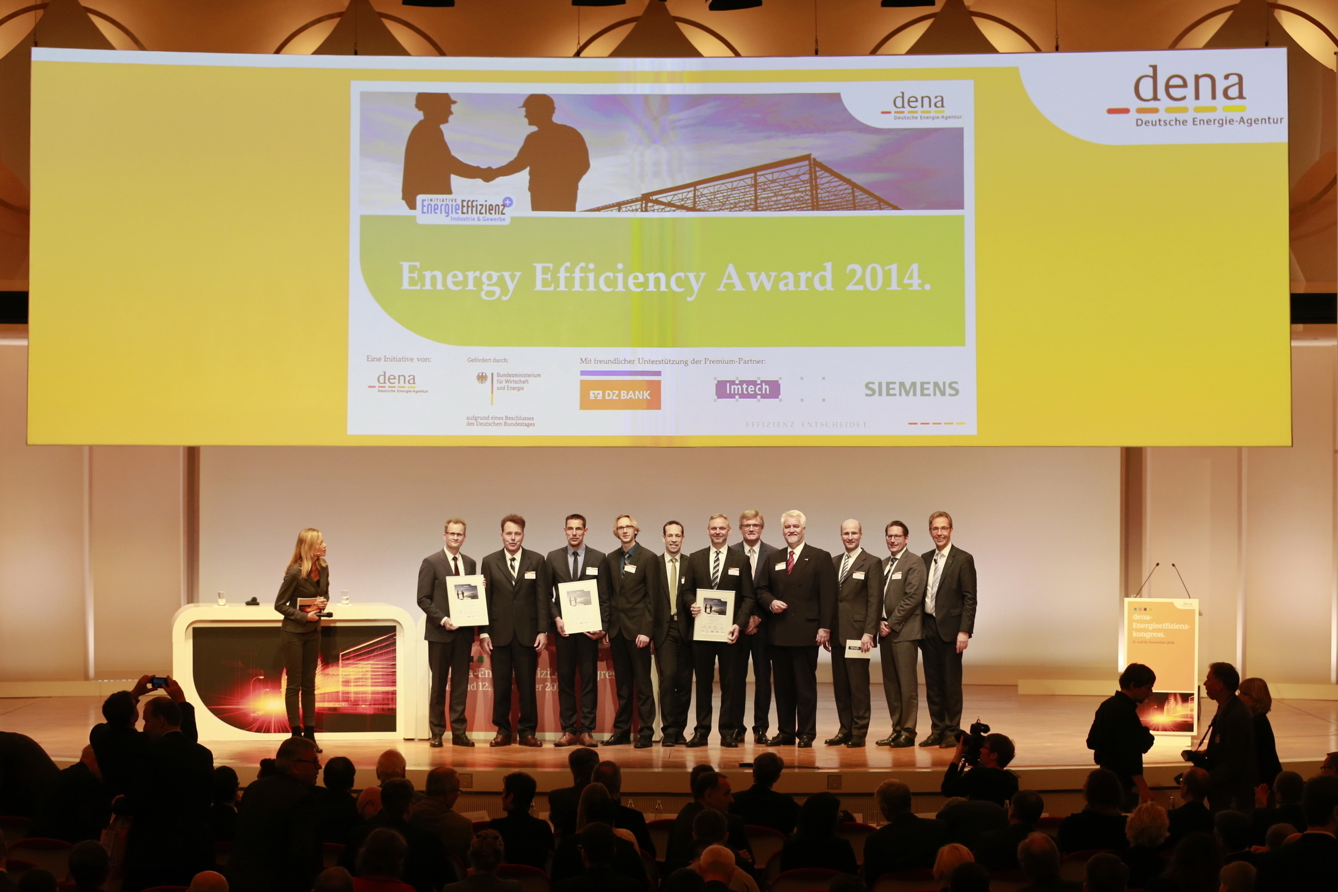 The winners of the Energy Efficiency Award 2014, representatives of the Premium Partners and the Chairman of the Board of the Deutsche Energie-Agentur (dena) Stephan Kohler (right) and presenter Nina Ruge (left) on the dena Energy Efficiency Congress in Berlin. (PRNewsFoto/dena)