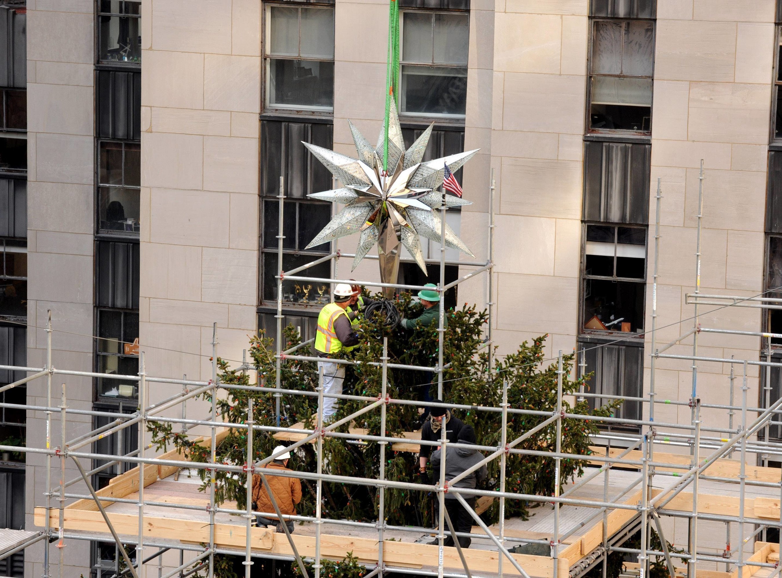Bloeien Categorie Onderhoud Swarovski Celebrates Raising Of Illustrious Star To The Top Of The World  Famous Rockefeller Center® Christmas Tree