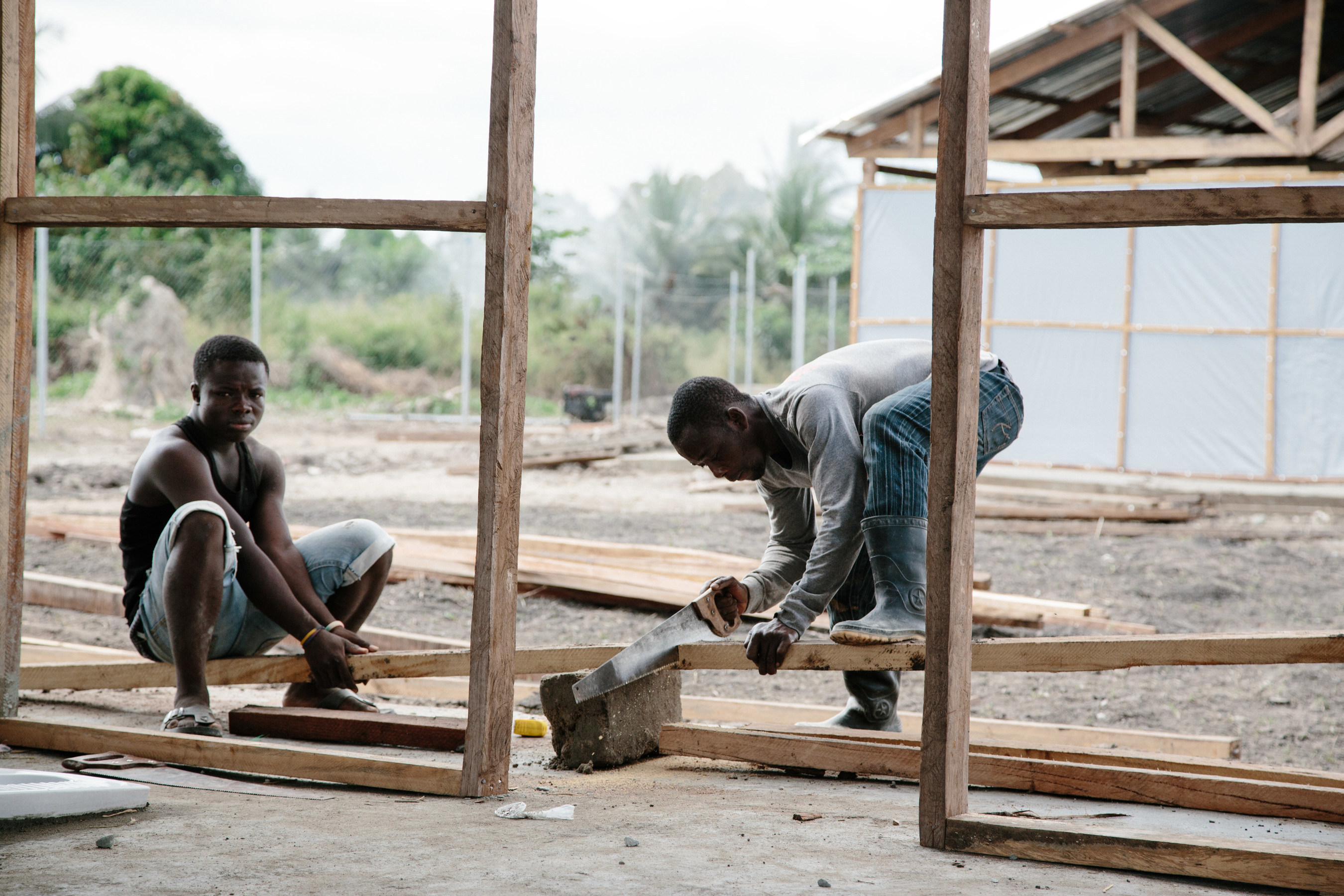 Construction of the first Save the Children Community Care Center for Ebola patients in Margibi County, Liberia. Aubrey Wade/Save the Children.