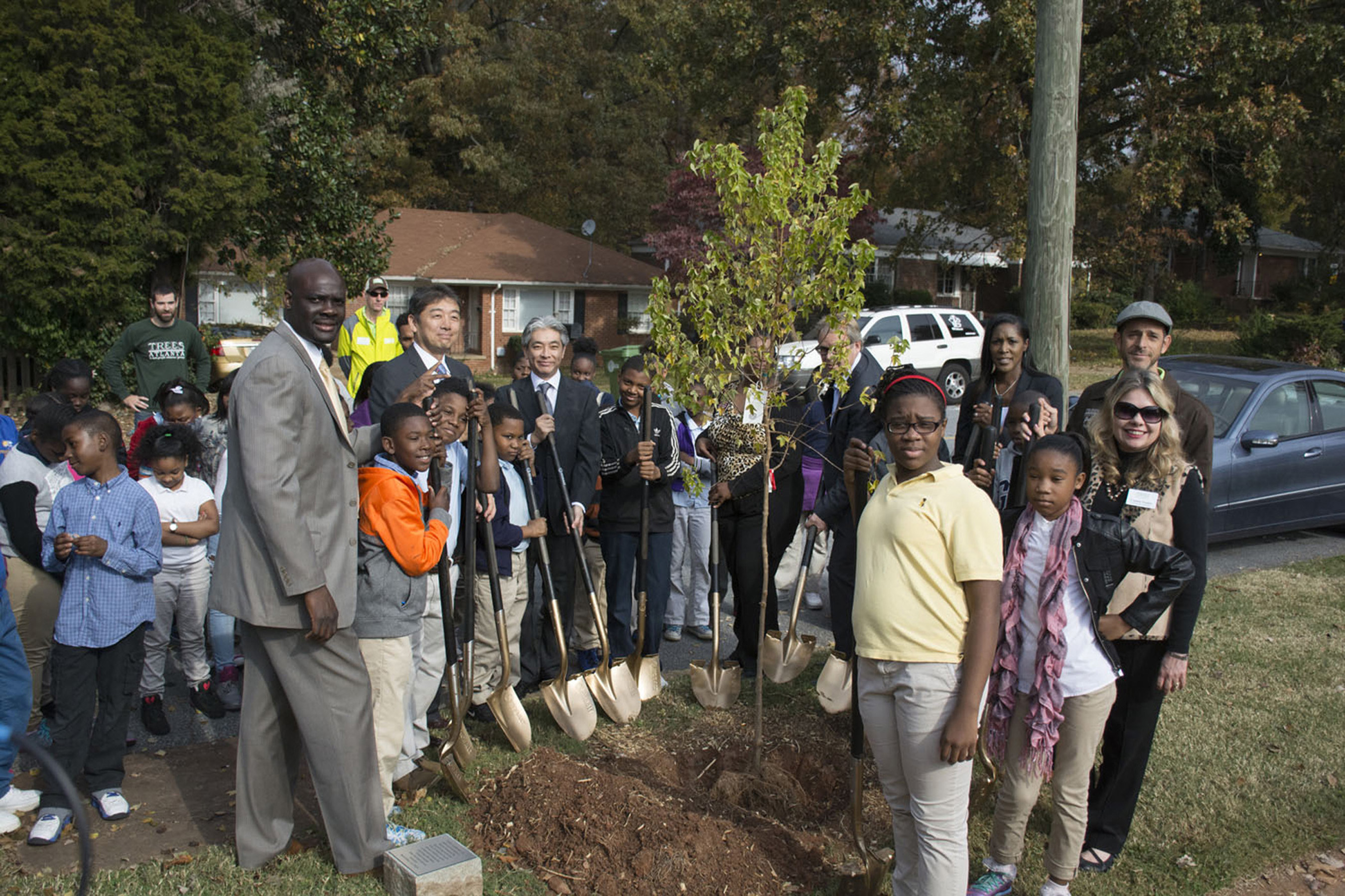 TOTO commences the company's 25th Anniversary Urban Greenways program with the planting of the first tree at Perkerson Elementary School. TOTO chose to plant trees to celebrate its 25th anniversary as they symbolize the company's commitment not only to the environment but also to improving people's lives.