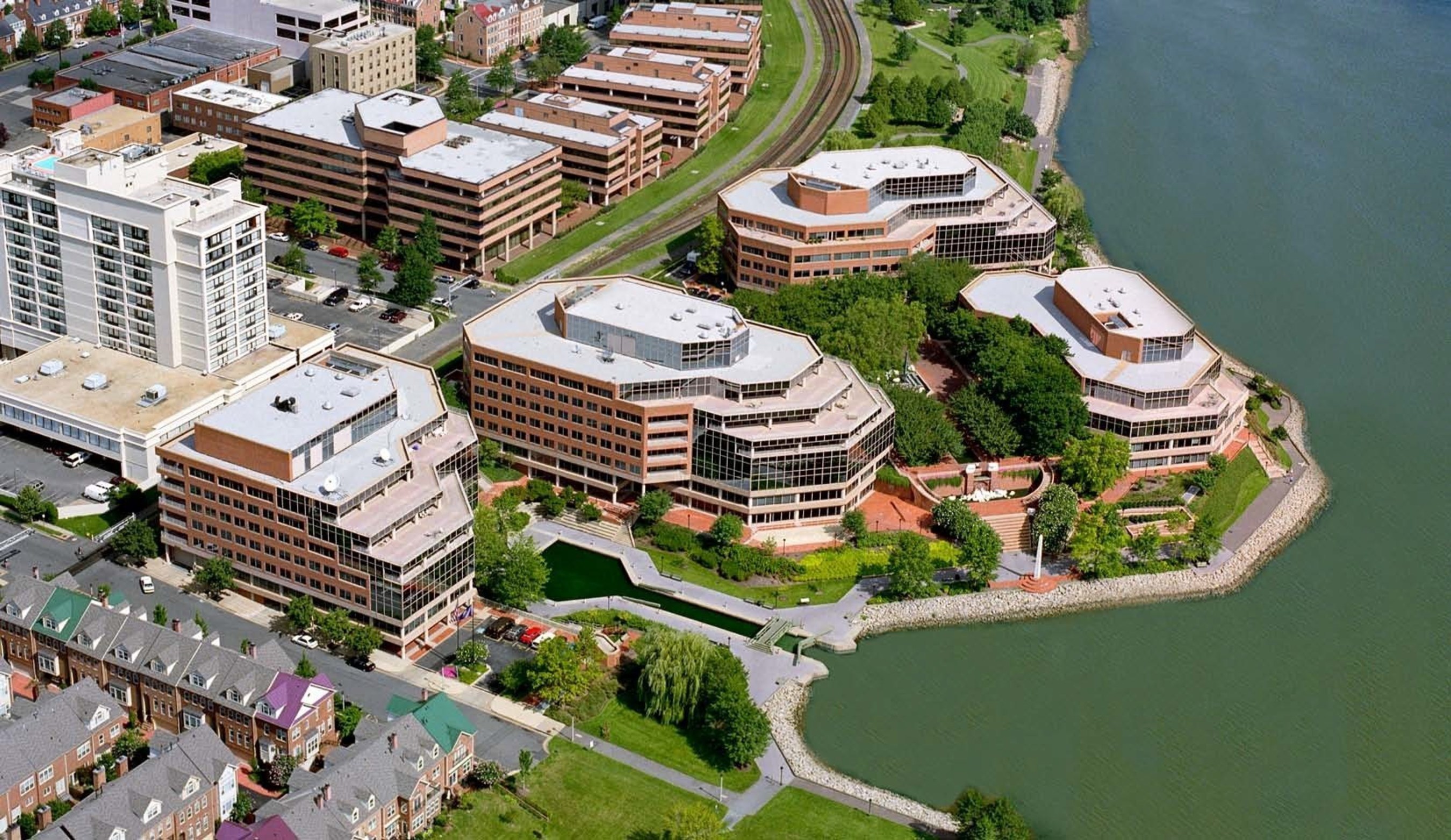 Investcorp, a leading provider and manager of alternative investment products, announced today that its U.S. based real estate arm, in partnership with American Real Estate Partners, has acquired the Canal Center, a 540,000 square foot Class A office complex located on the banks of the Potomac River in Alexandria, VA, minutes from downtown Washington, DC.