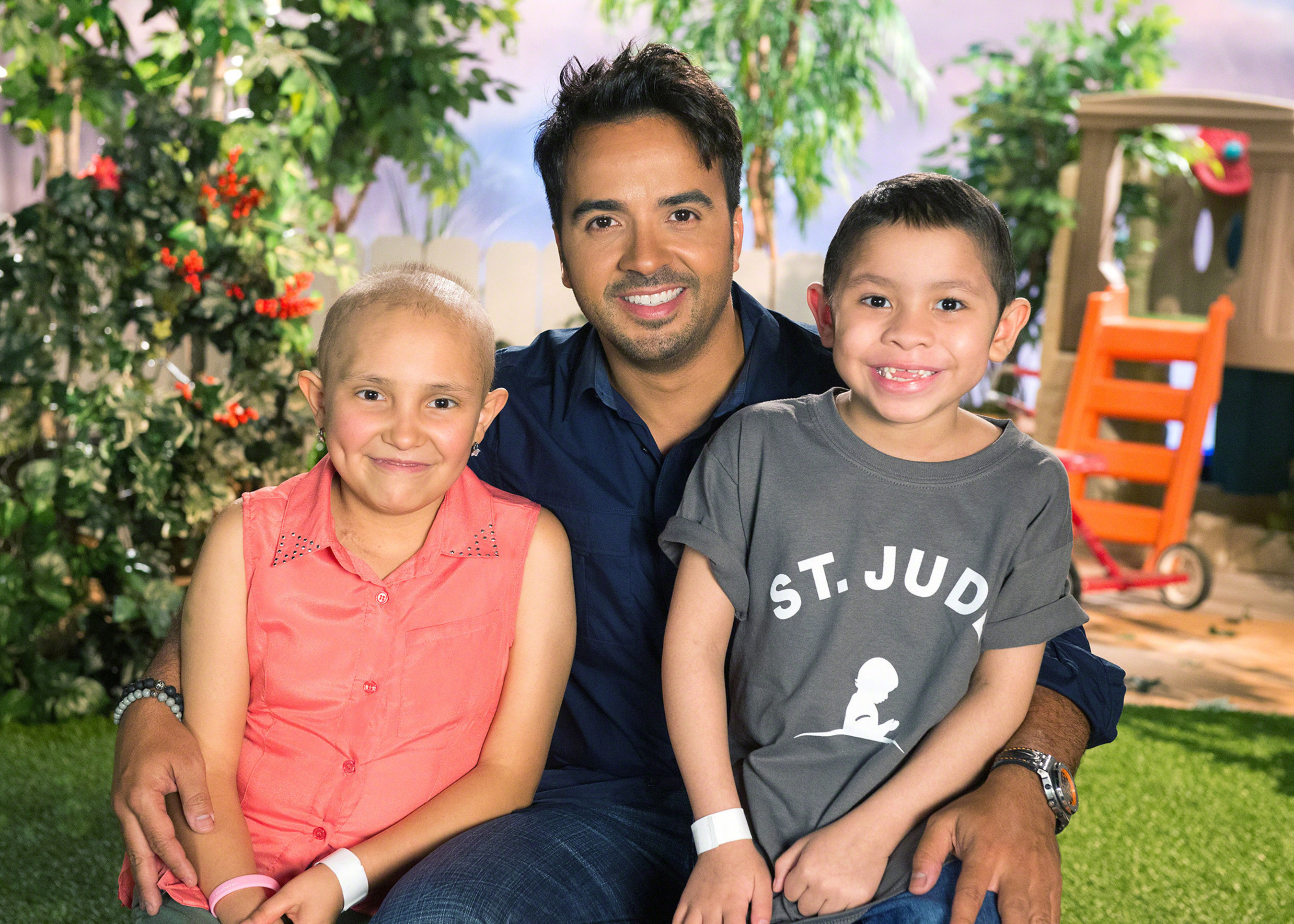 St. Jude supporter Luis Fonsi next to St. Jude patients Olivia and Elias.