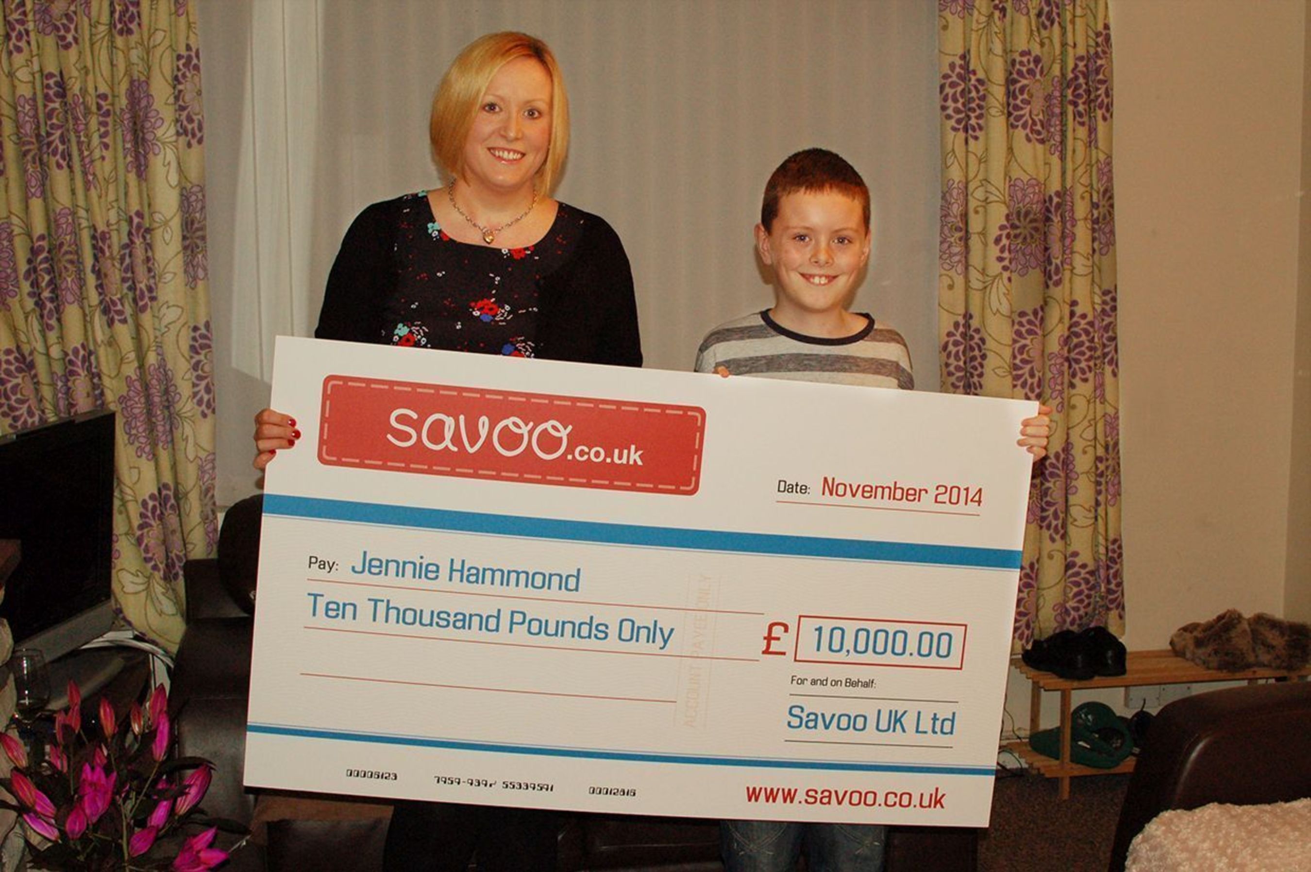 Jennie, her son Ryan and the cheque for ÂPounds Sterling10,000 from Savoo (PRNewsFoto/Savoo_co_uk)