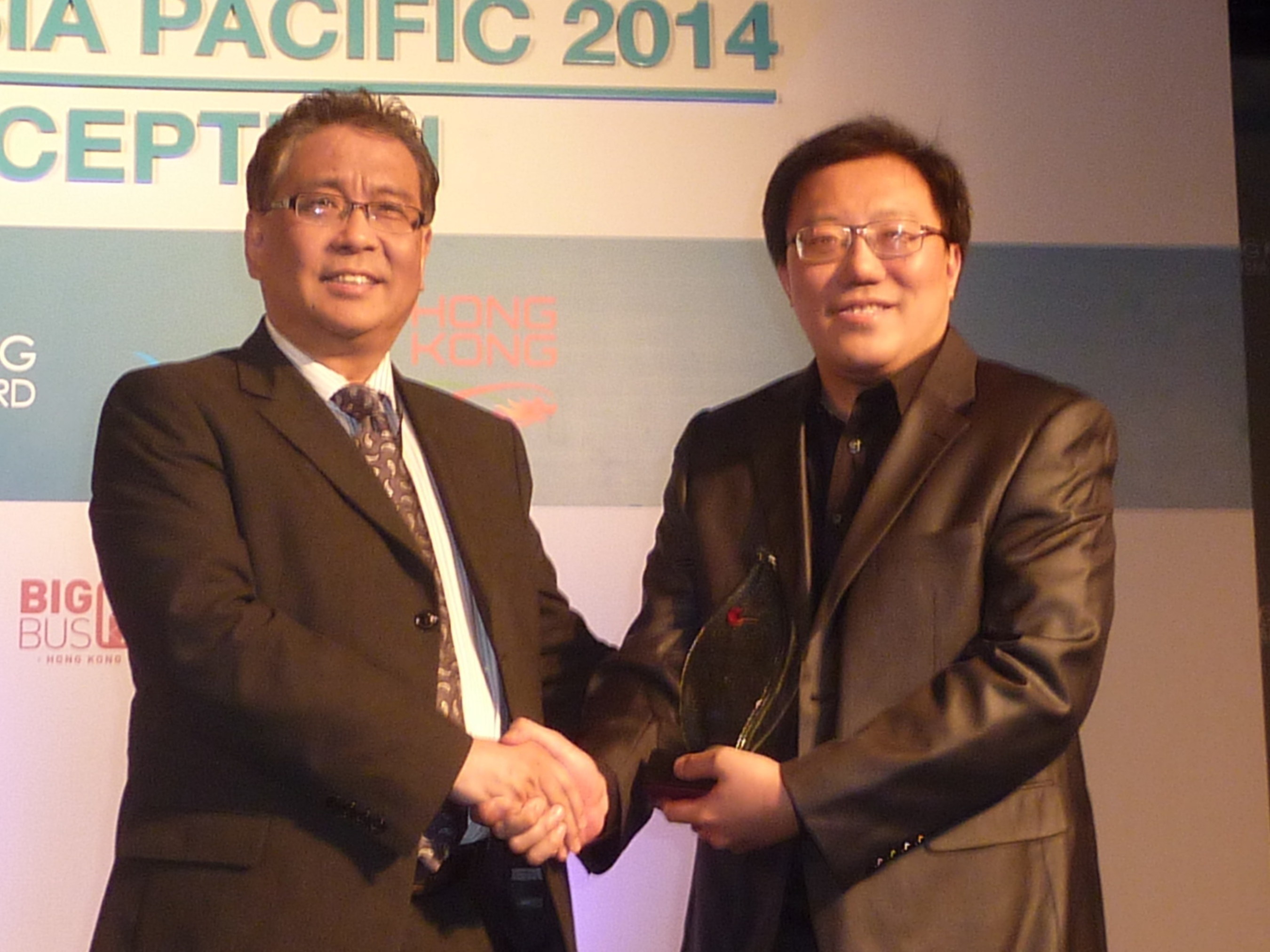 Dr Zinan Liu (l) presents the 2014 Rama Rebbapragada Award to Kelvin Tan (r).