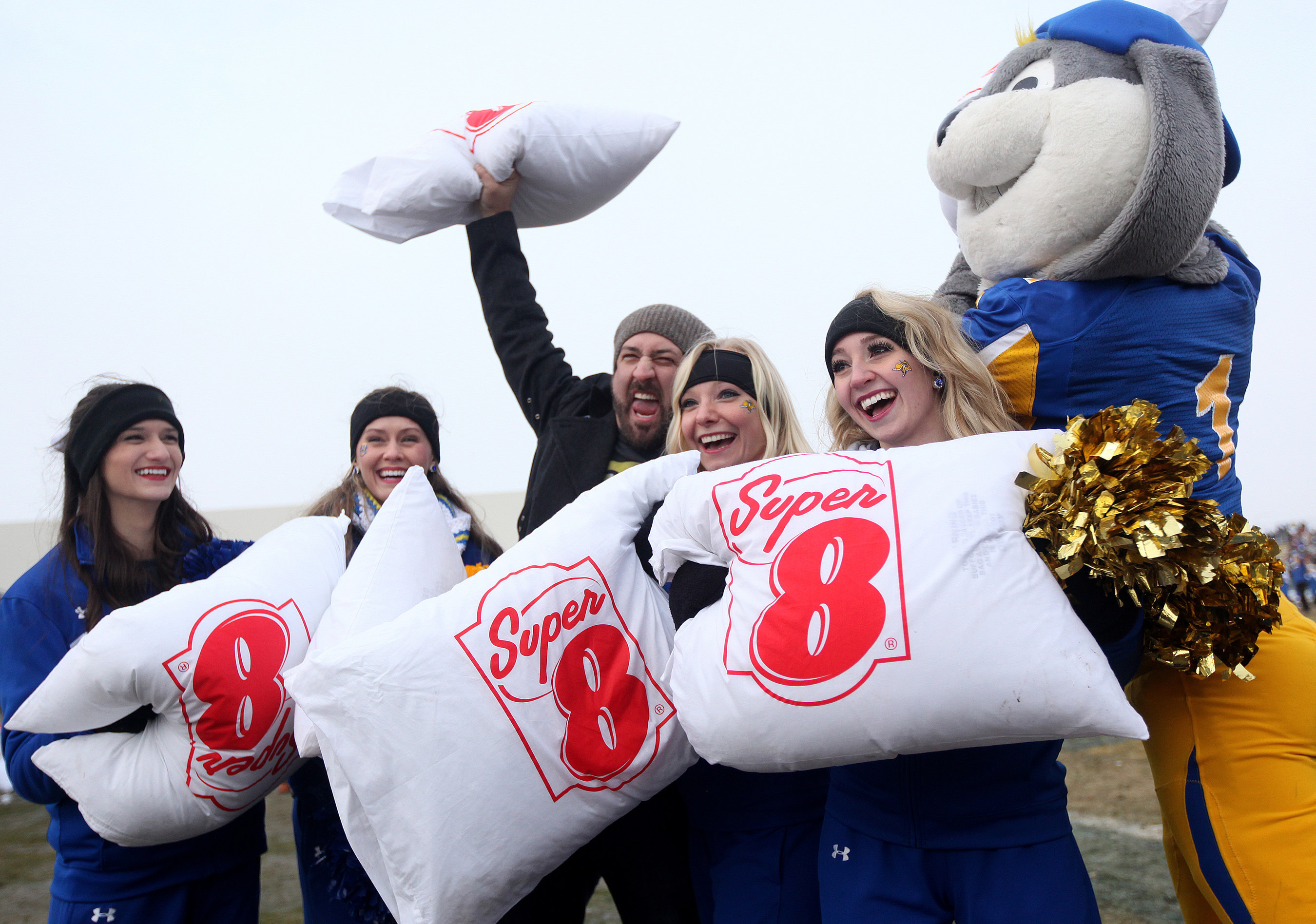 Super 8 & Joey Fatone break Guinness World Record for largest pillow fight (PRNewsFoto/Wyndham Hotel Group)