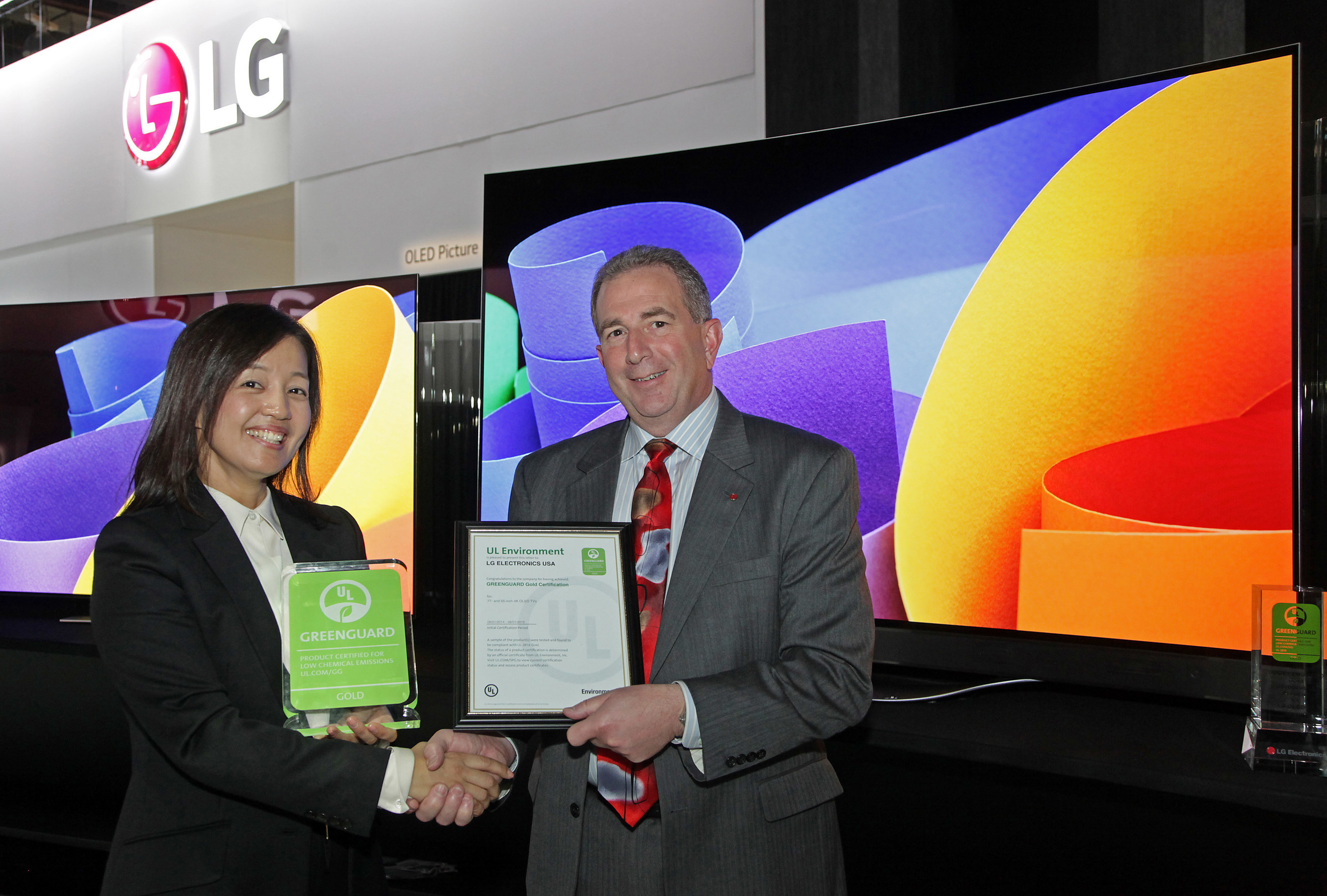 LG Electronics USA and UL Environment announced that LG's new 55-, 65- and 77-inch class 4K Ultra HD OLED TVs have received the coveted GREENGUARD Certification, which sets a new precedent for television manufacturers to help create healthier indoor environments. At an award ceremony at the 2015 International CES are Jamie Yeom, Global Account Director, Business Development & Marketing, UL Korea Ltd., and Tim Alessi, LG's U.S. Head of New Product Development.
