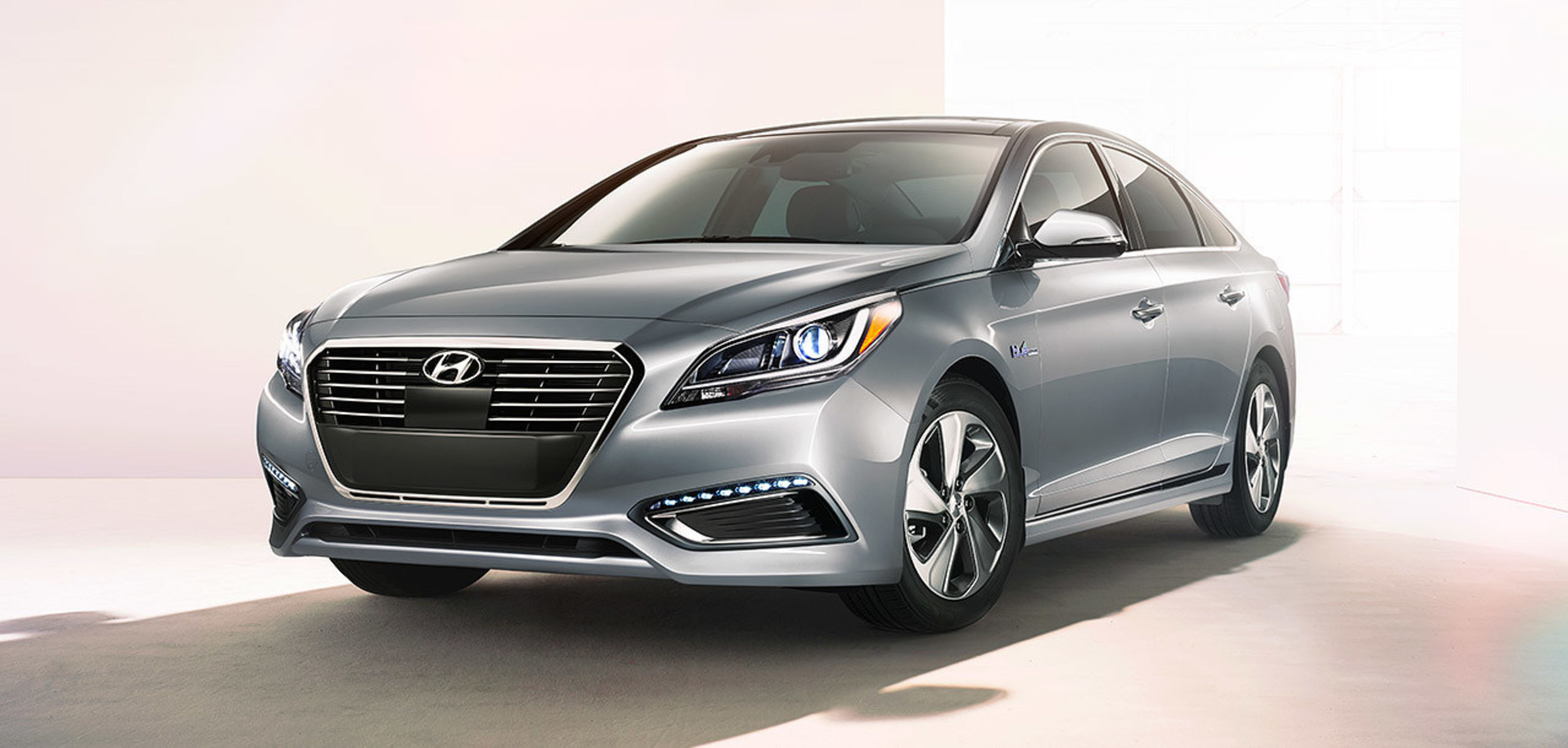 2016 Hyundai Sonata Hybrid Delivers Increased Fuel Economy, Sophisticated Design