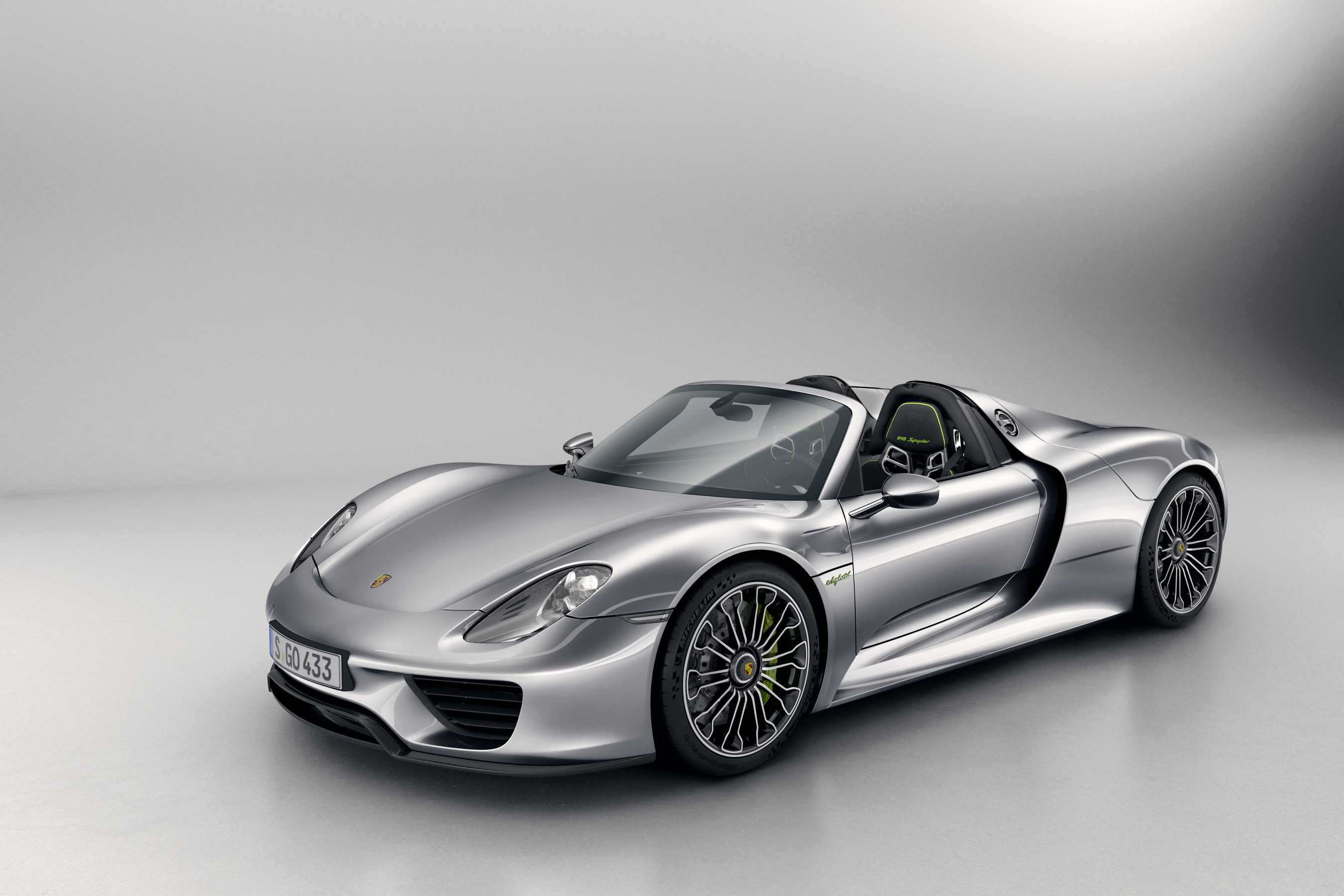 Robb Report Selects The Porsche 918 Spyder As Its 2015 Car Of The Year