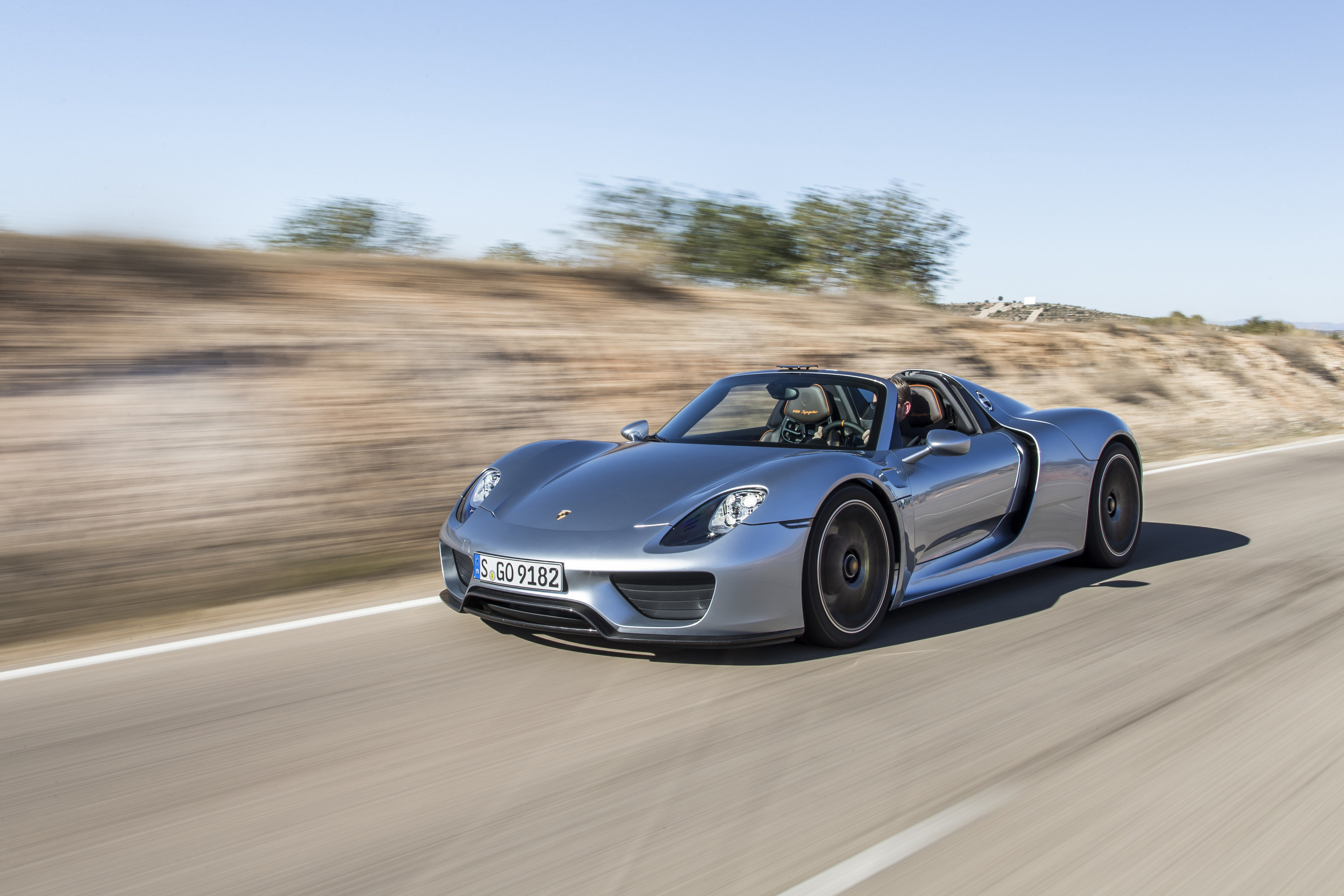 The Porsche 918 Spyder wins the Robb Report 2015 Car of the Year award.