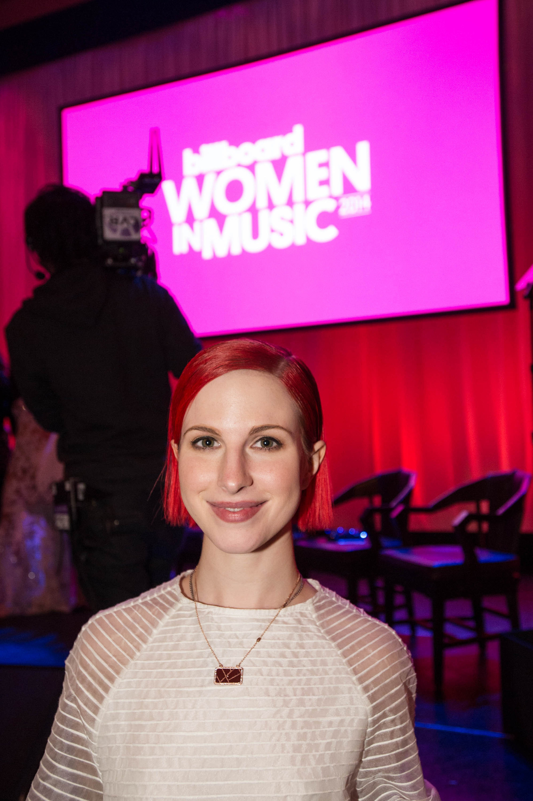 Hayley Williams wearing Maps pendant at Billboard Women in Music Awards.