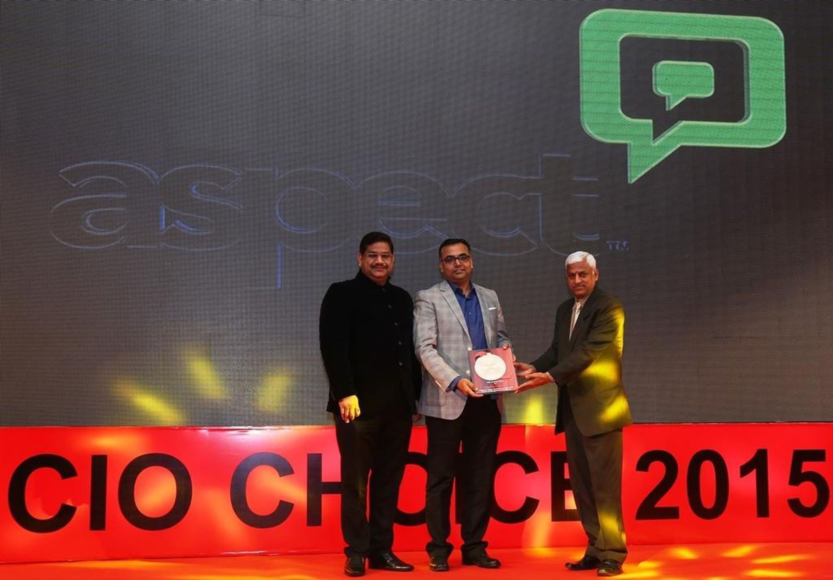 Mr. Sanjay Gupta, MD- ASEAN, India & Middle East, Aspect Software receiving the CIO Choice Award (PRNewsFoto/Aspect Software)